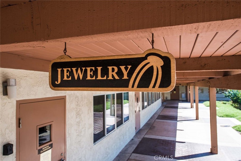 2249 Via Mariposa E N