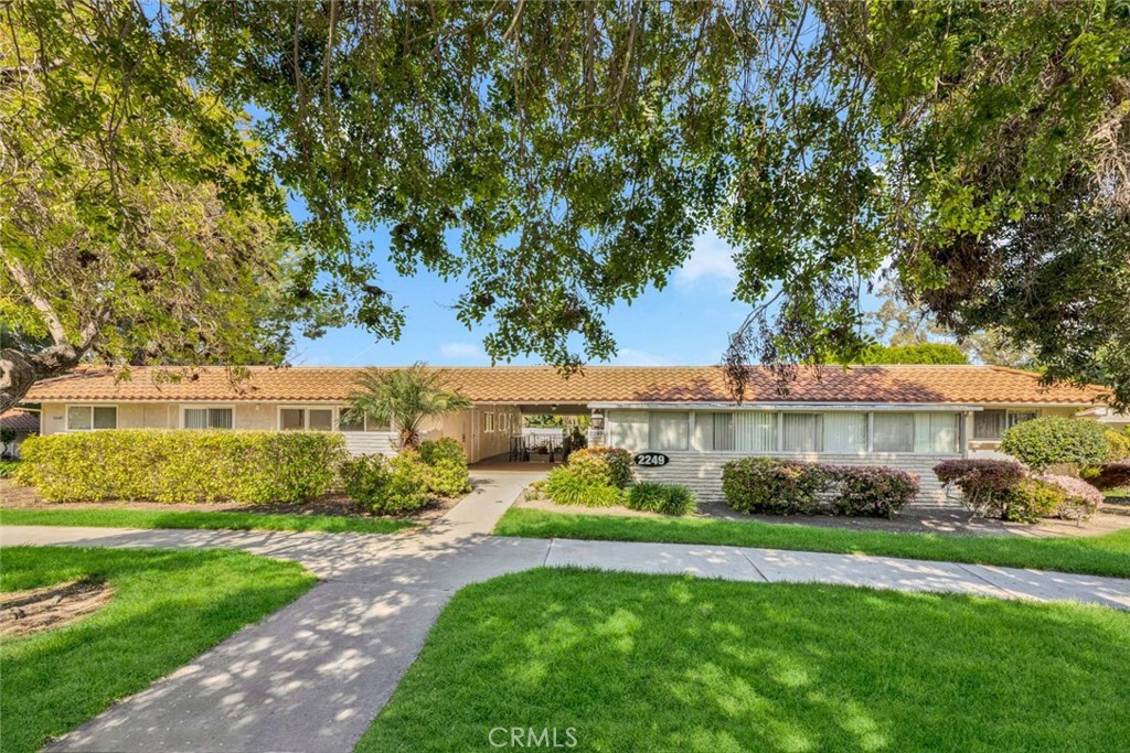 2249 Via Mariposa E N