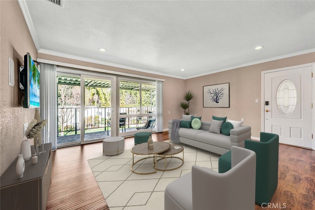 2249 Via Mariposa E N