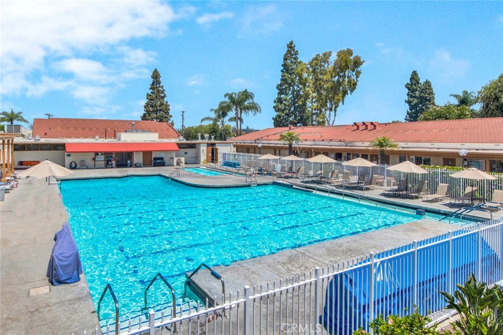 2249 Via Mariposa E N