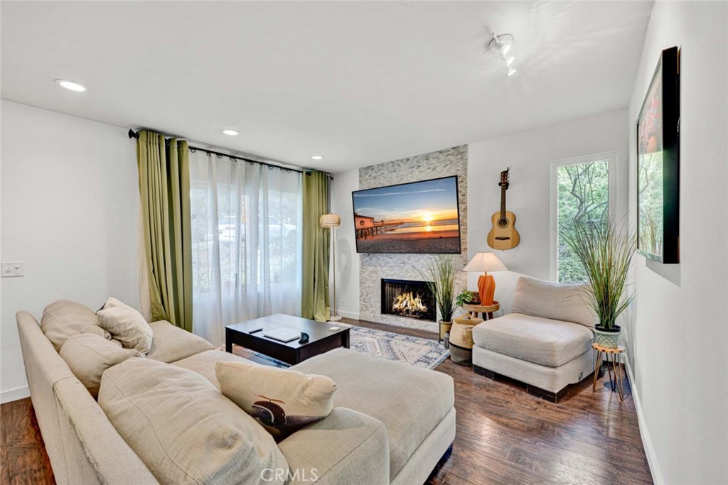 177 N Singingwood Street 22