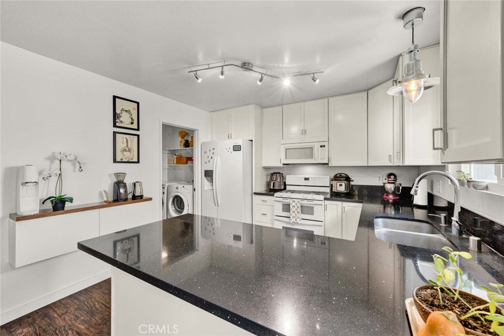 177 N Singingwood Street 22