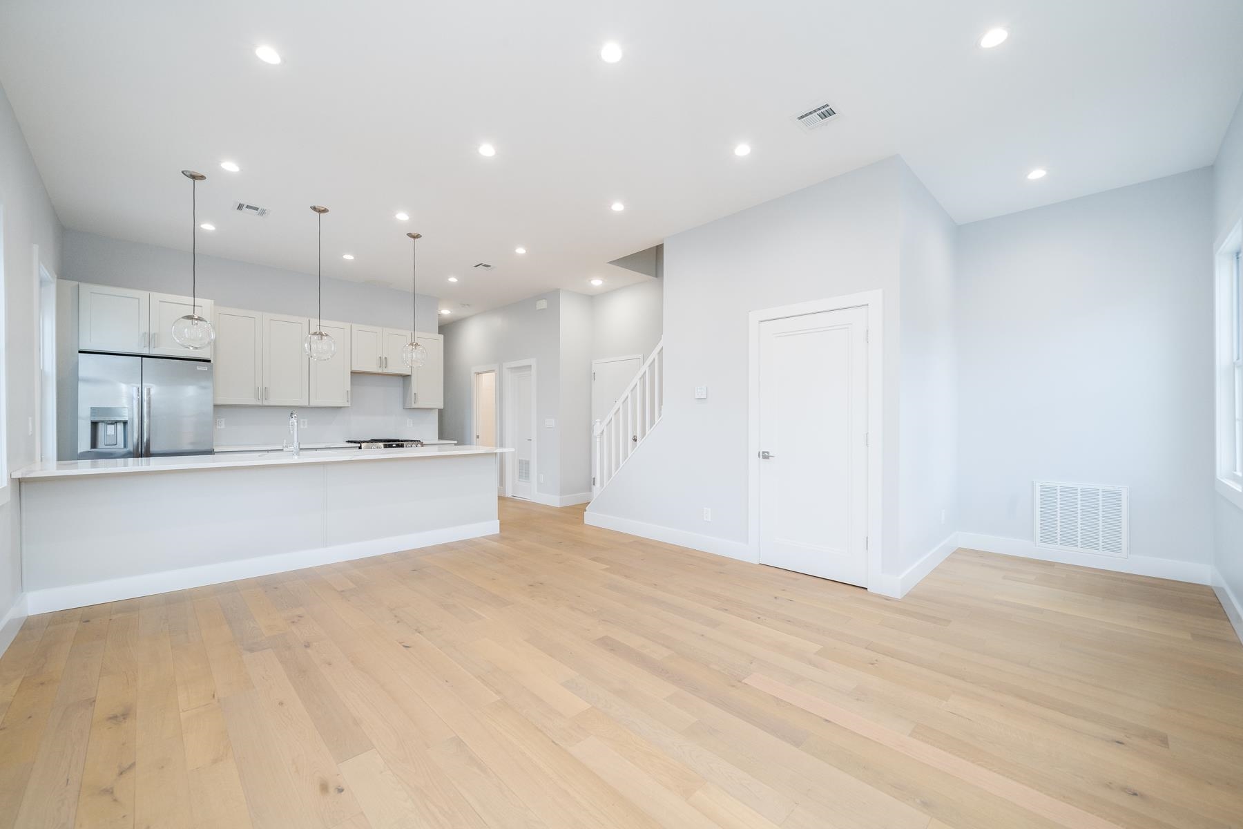 182 HANCOCK AVE Unit: 2