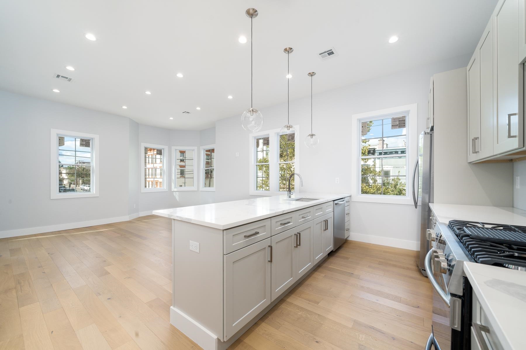 182 HANCOCK AVE Unit: 2