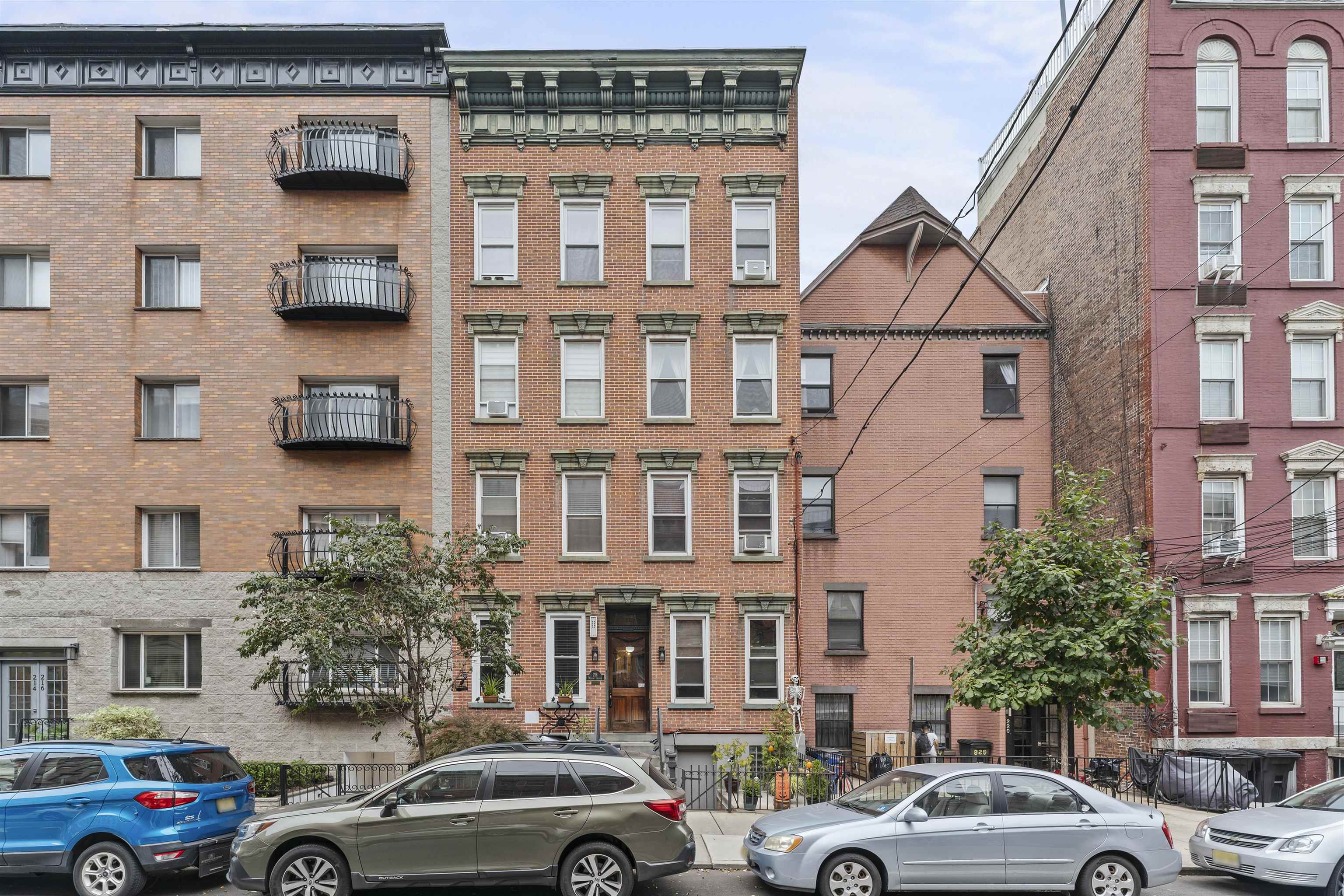 218 WILLOW AVE Unit: 2L