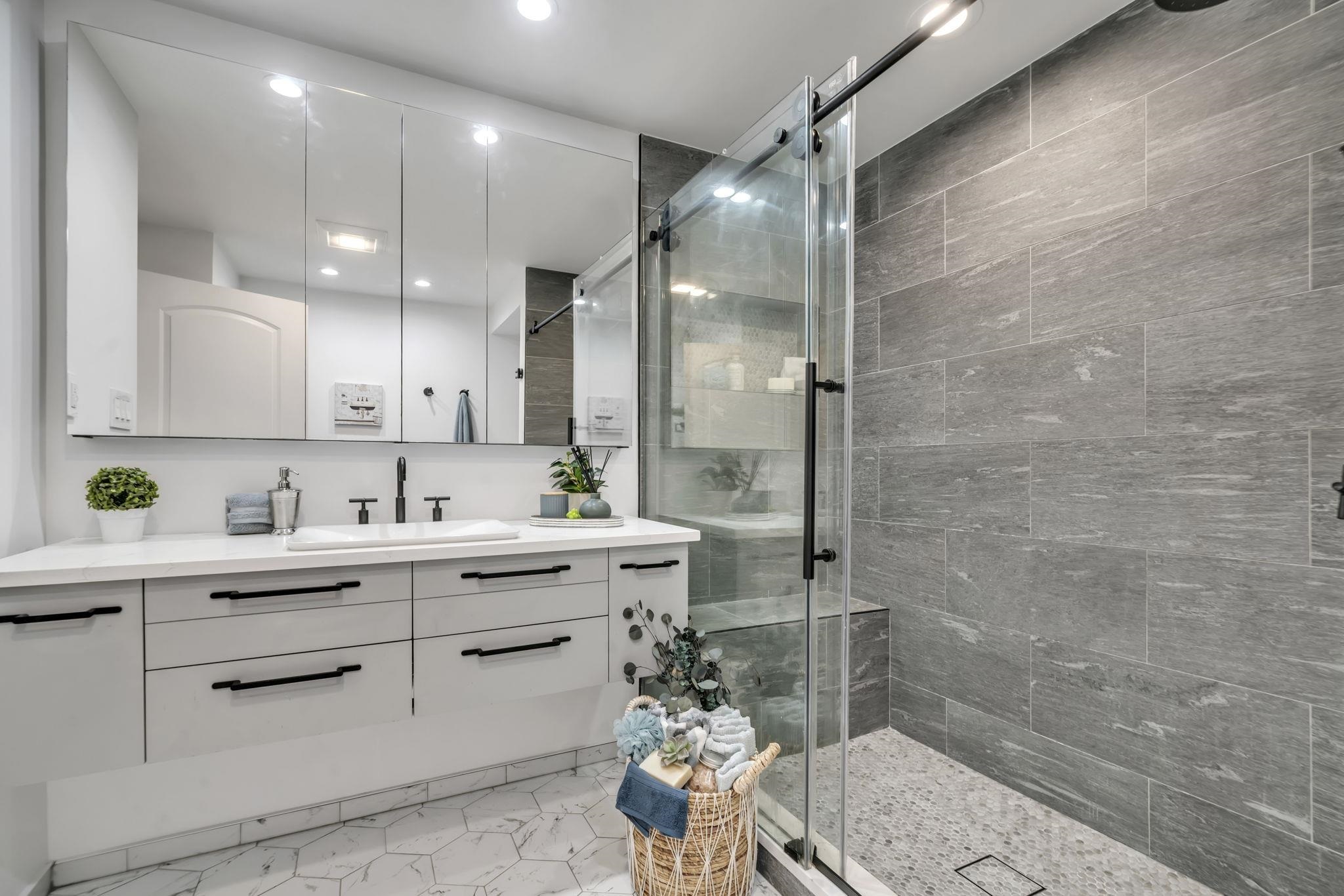 222 GRAND ST Unit: 1F