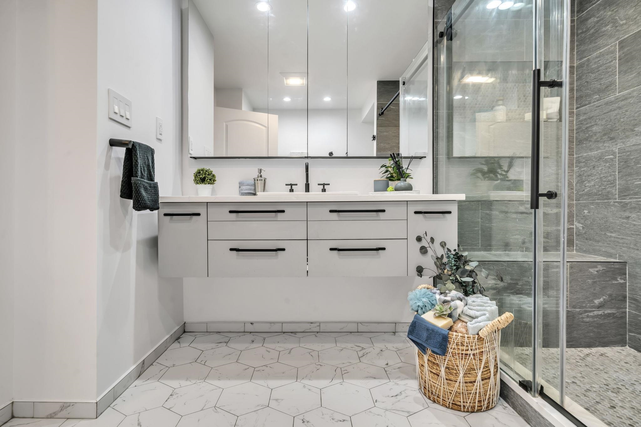 222 GRAND ST Unit: 1F