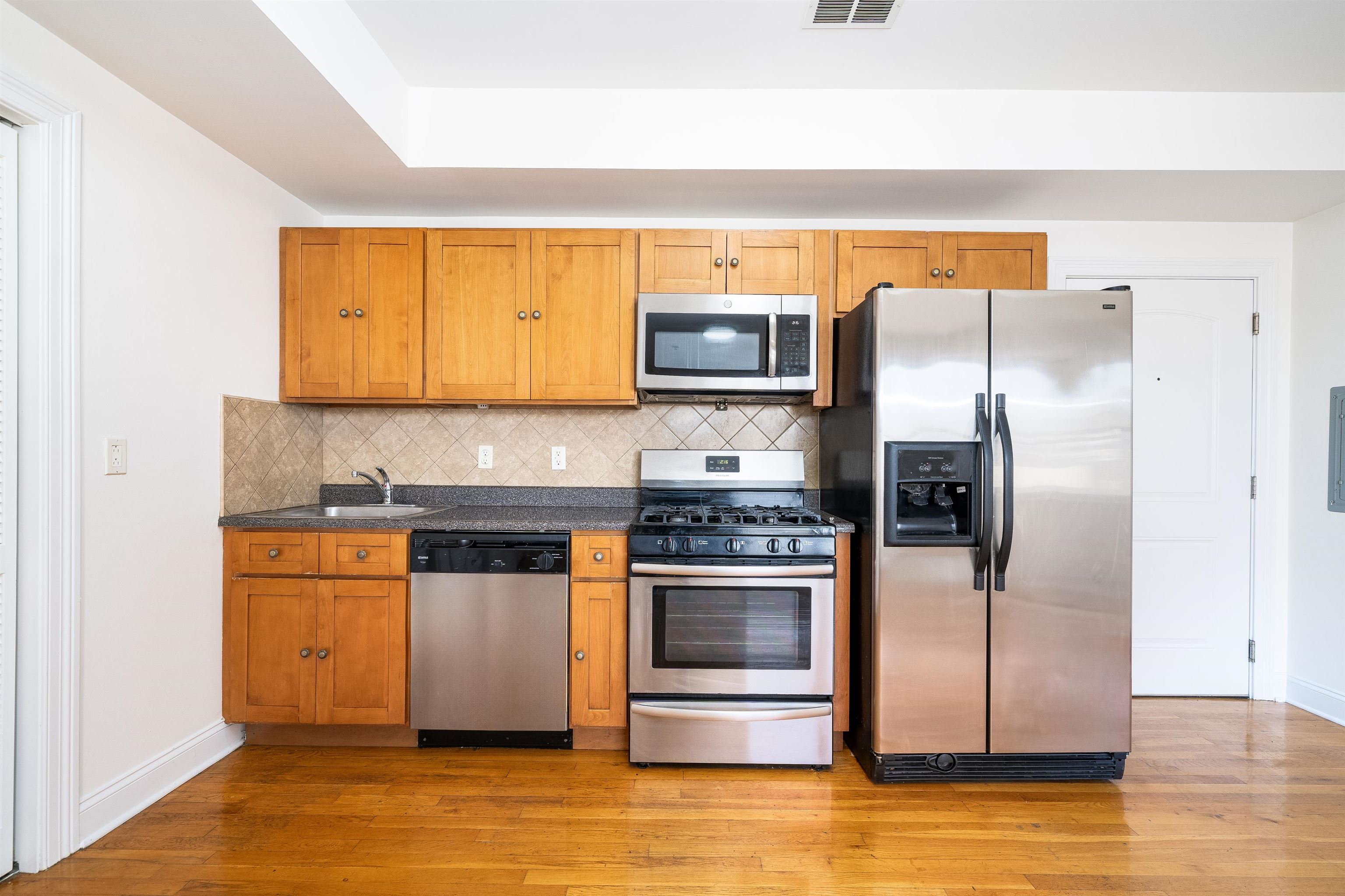528 47TH ST Unit: 3D