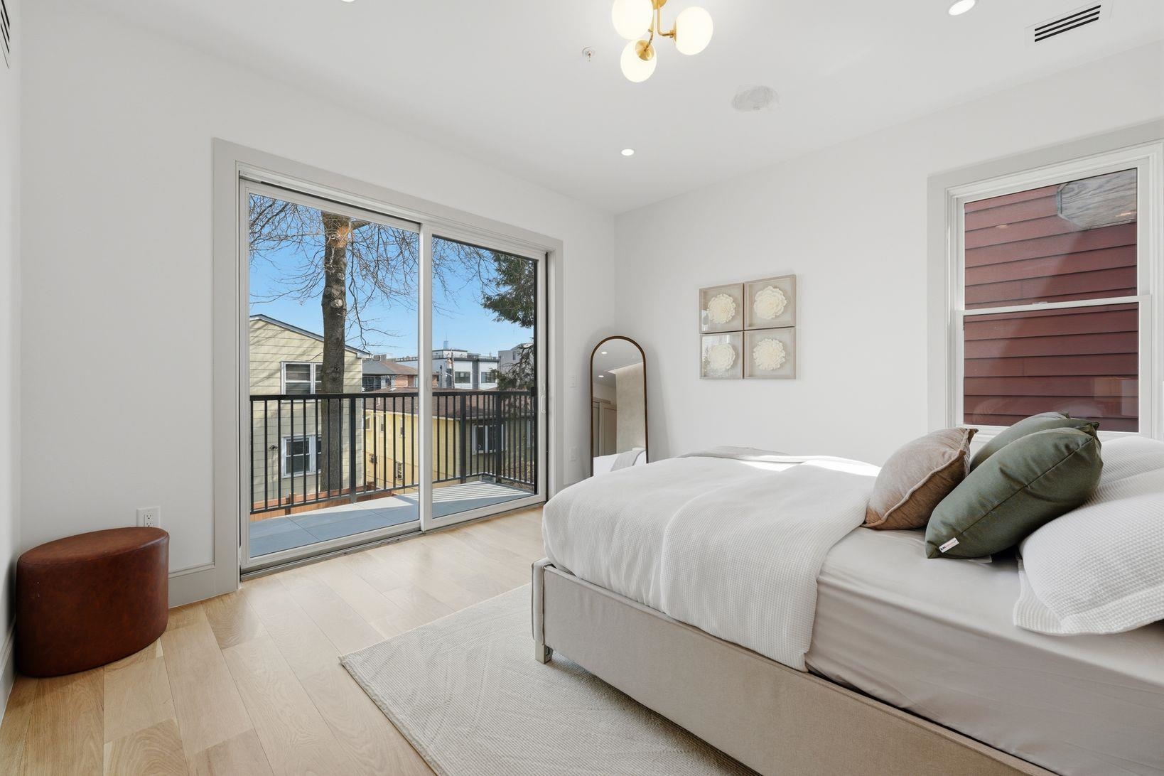 206 SHERMAN AVE Unit: 2