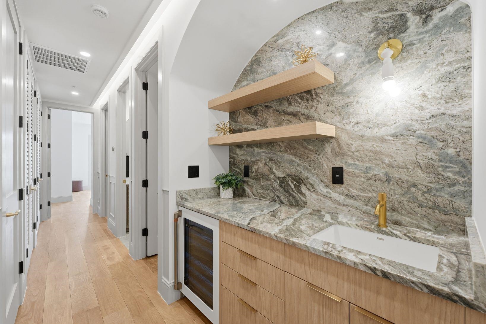 206 SHERMAN AVE Unit: 2