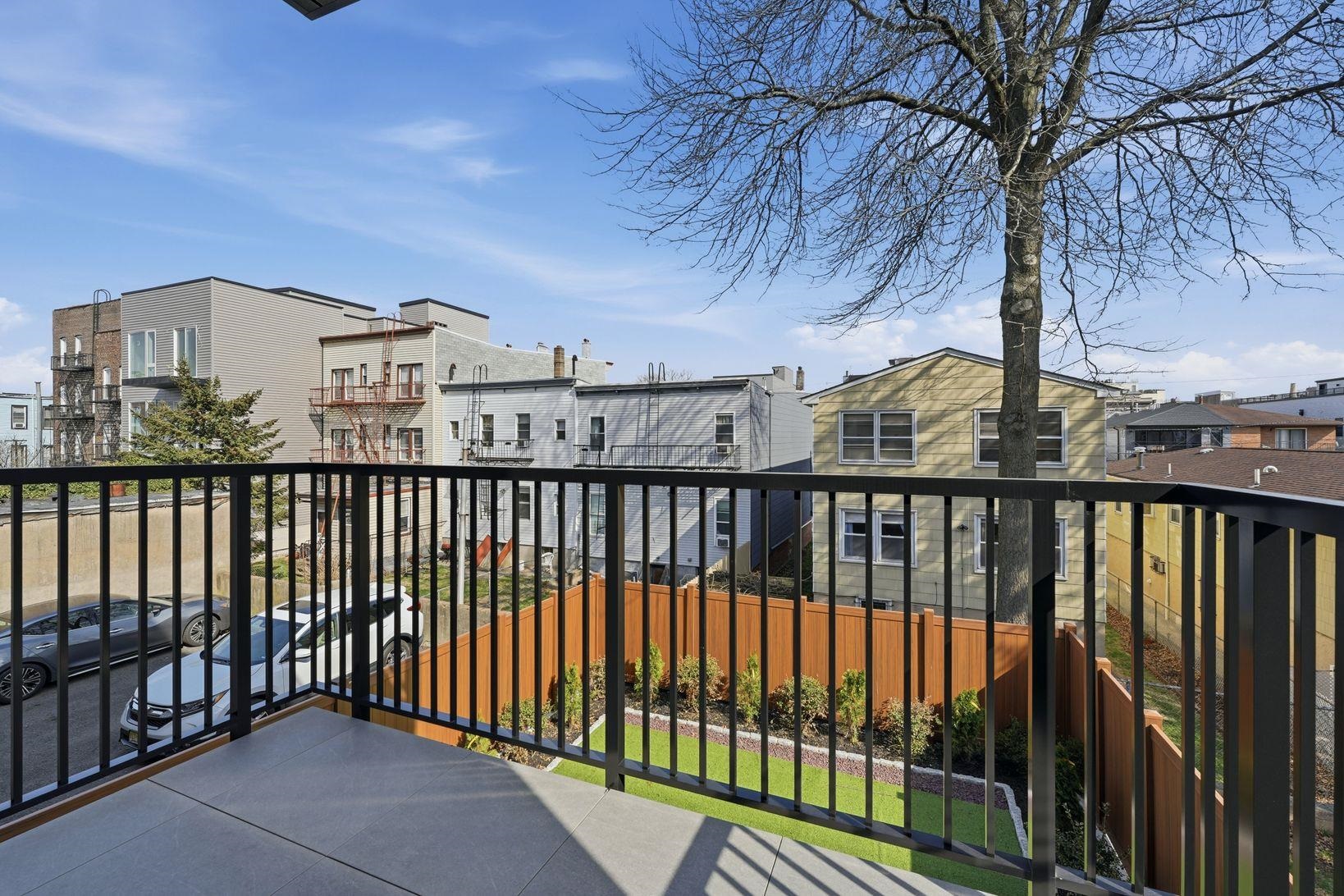 206 SHERMAN AVE Unit: 2