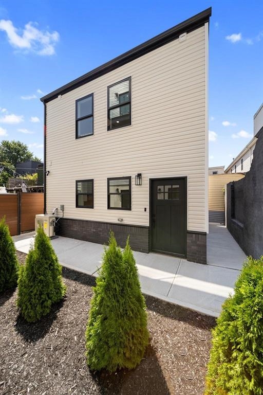 27 GRAHAM ST Unit: Rear (3)