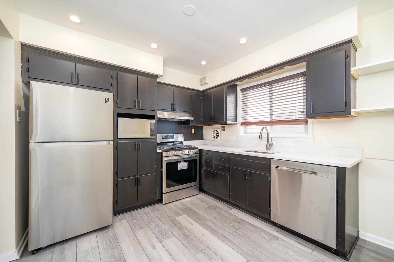 121 OGDEN AVE Unit: 2