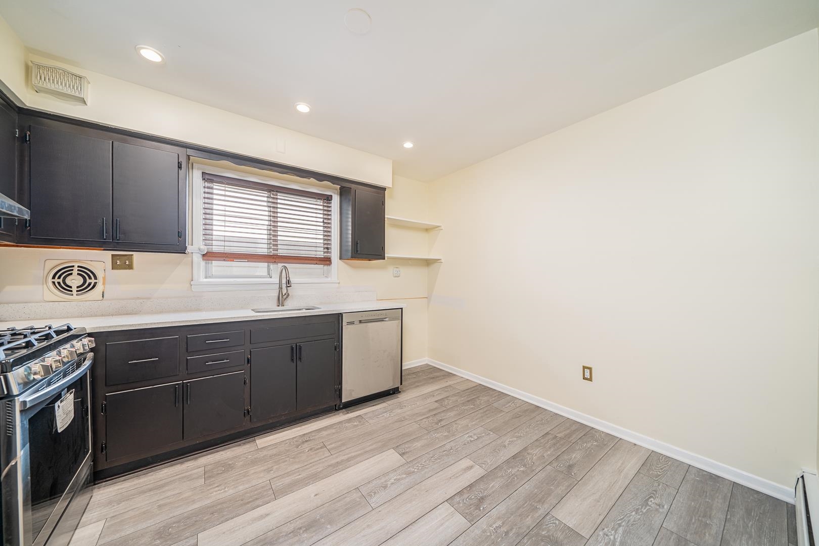 121 OGDEN AVE Unit: 2