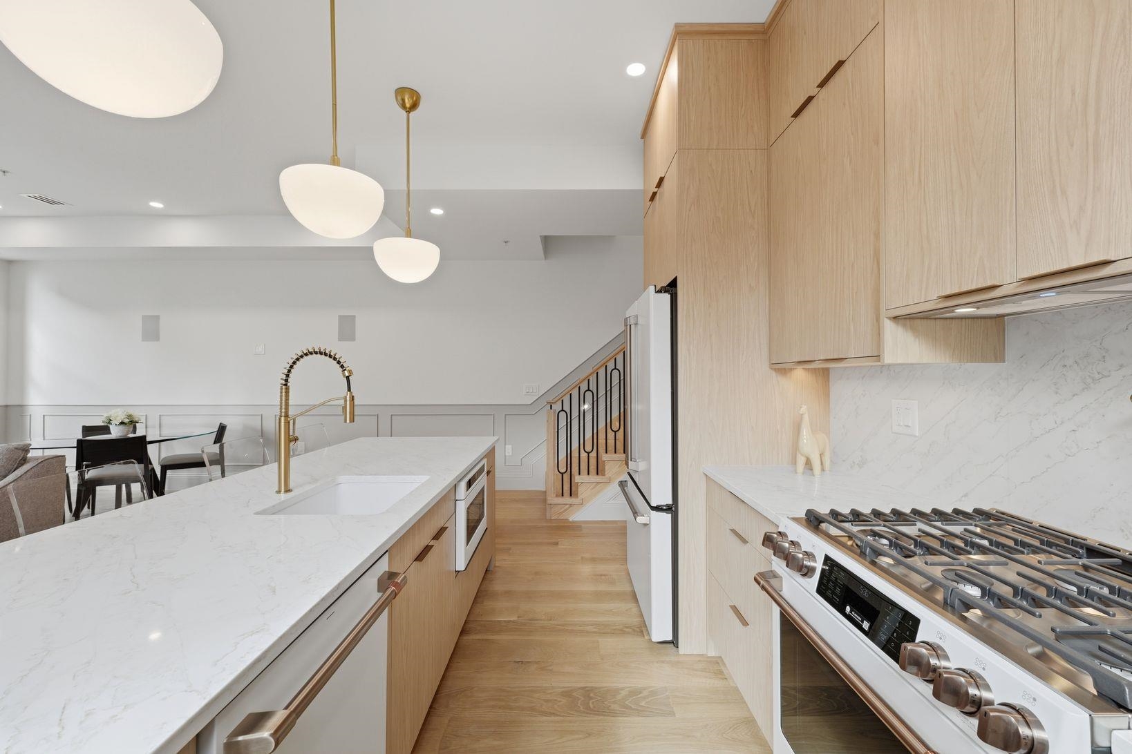 206 SHERMAN AVE Unit: 3