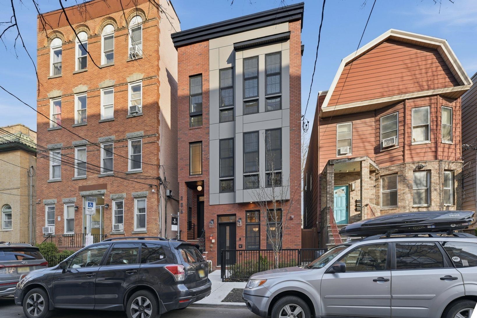 206 SHERMAN AVE Unit: 3