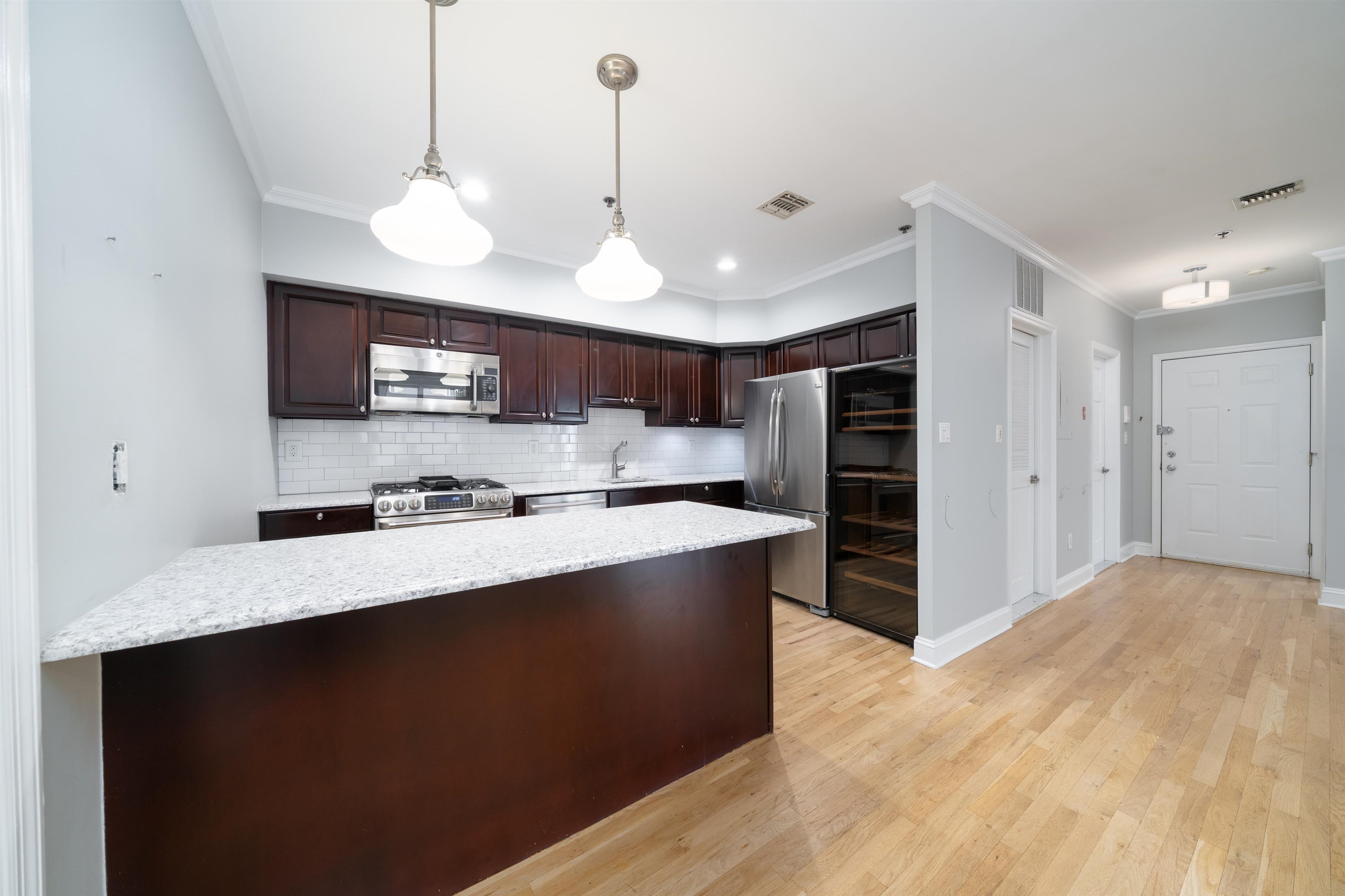 452 2ND ST Unit: 6