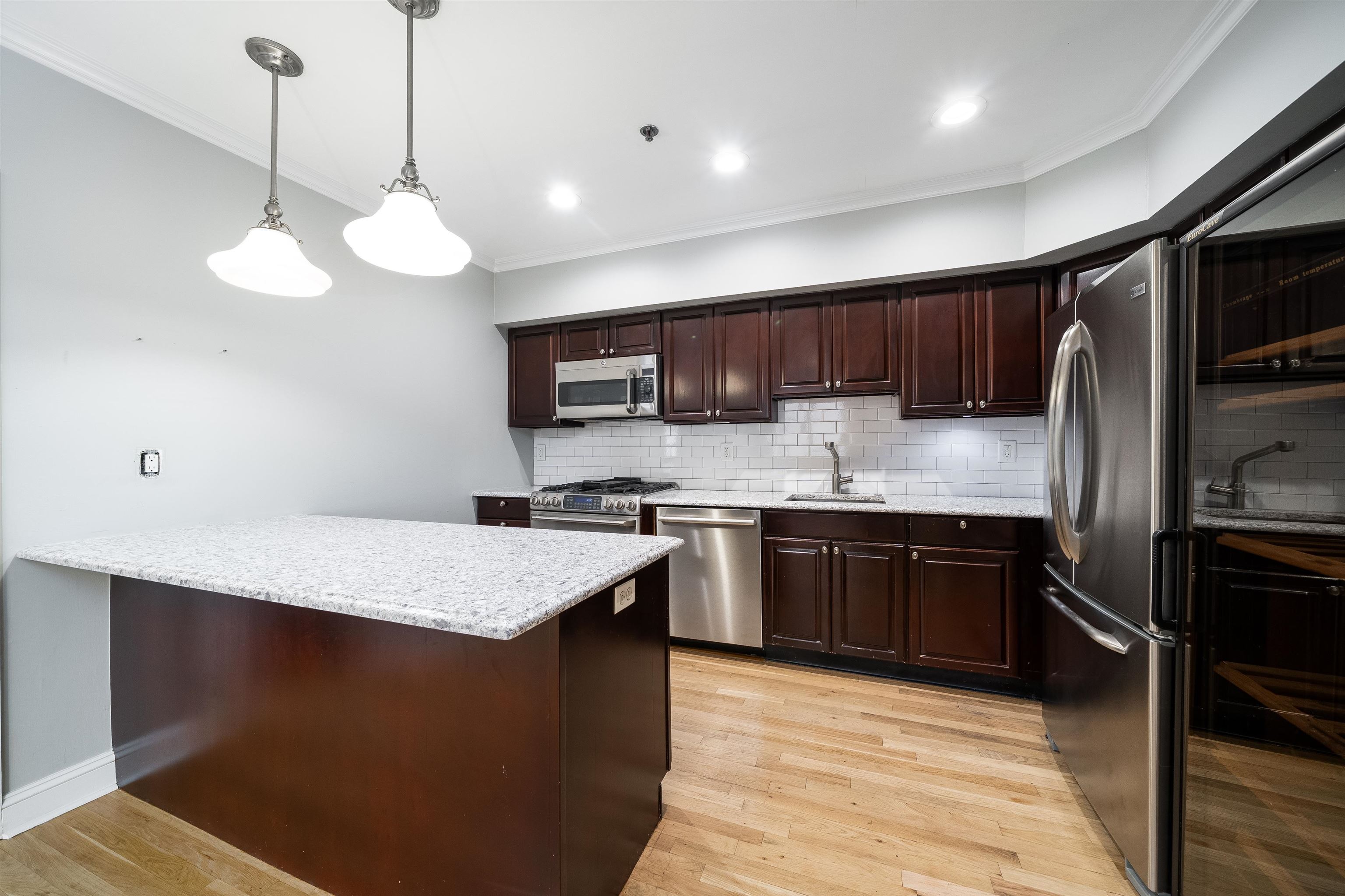452 2ND ST Unit: 6
