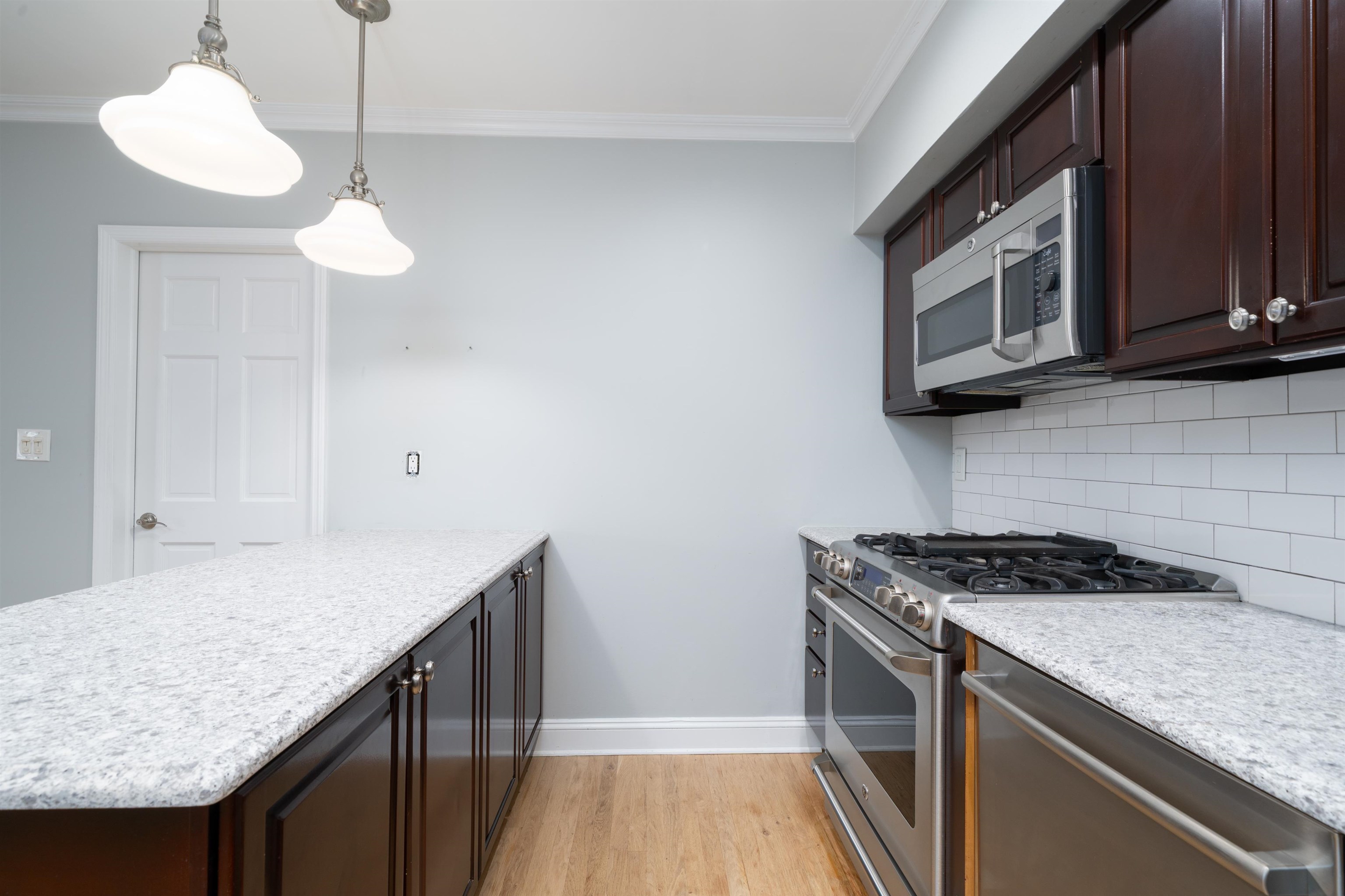 452 2ND ST Unit: 6