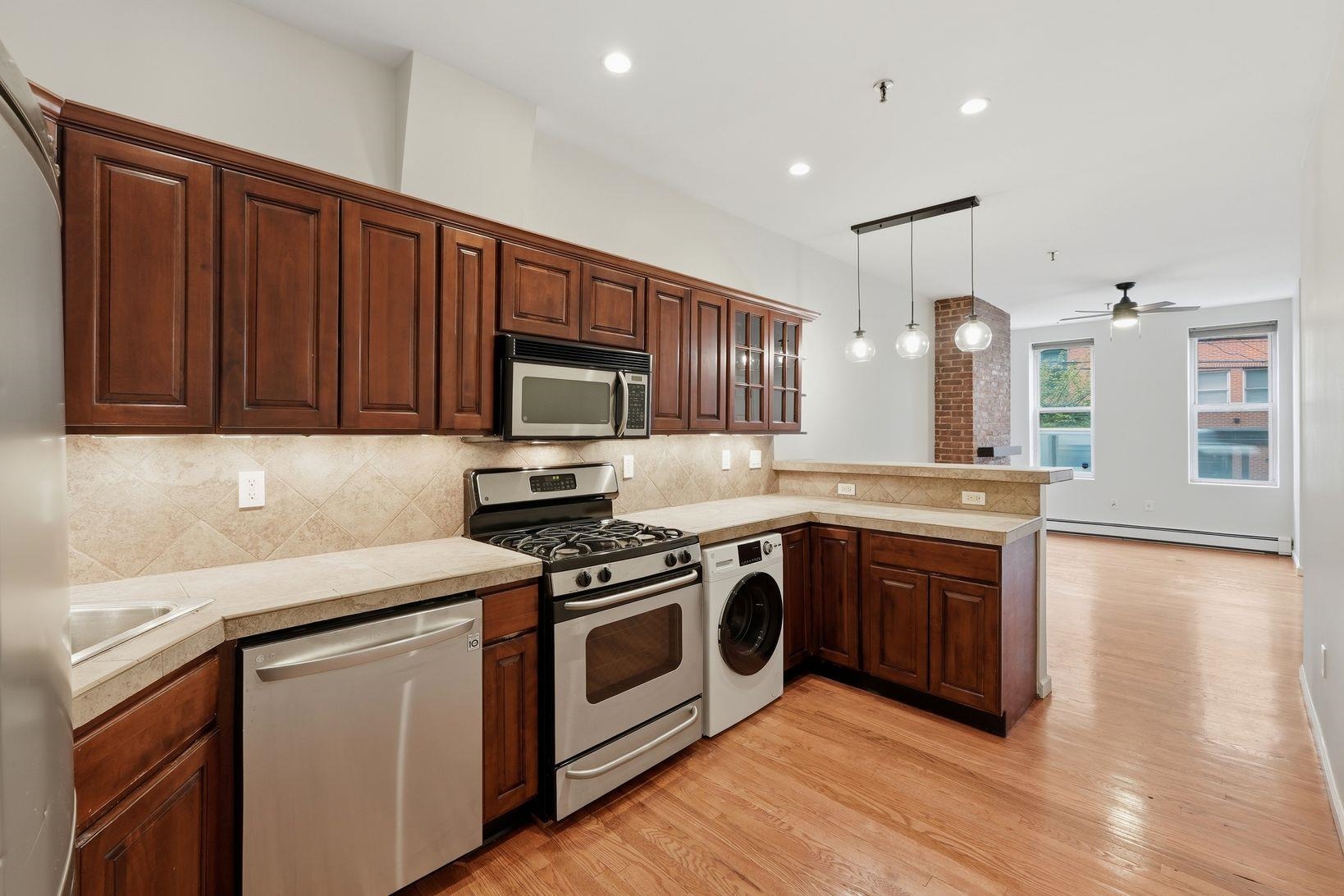 218 WILLOW AVE Unit: 1R