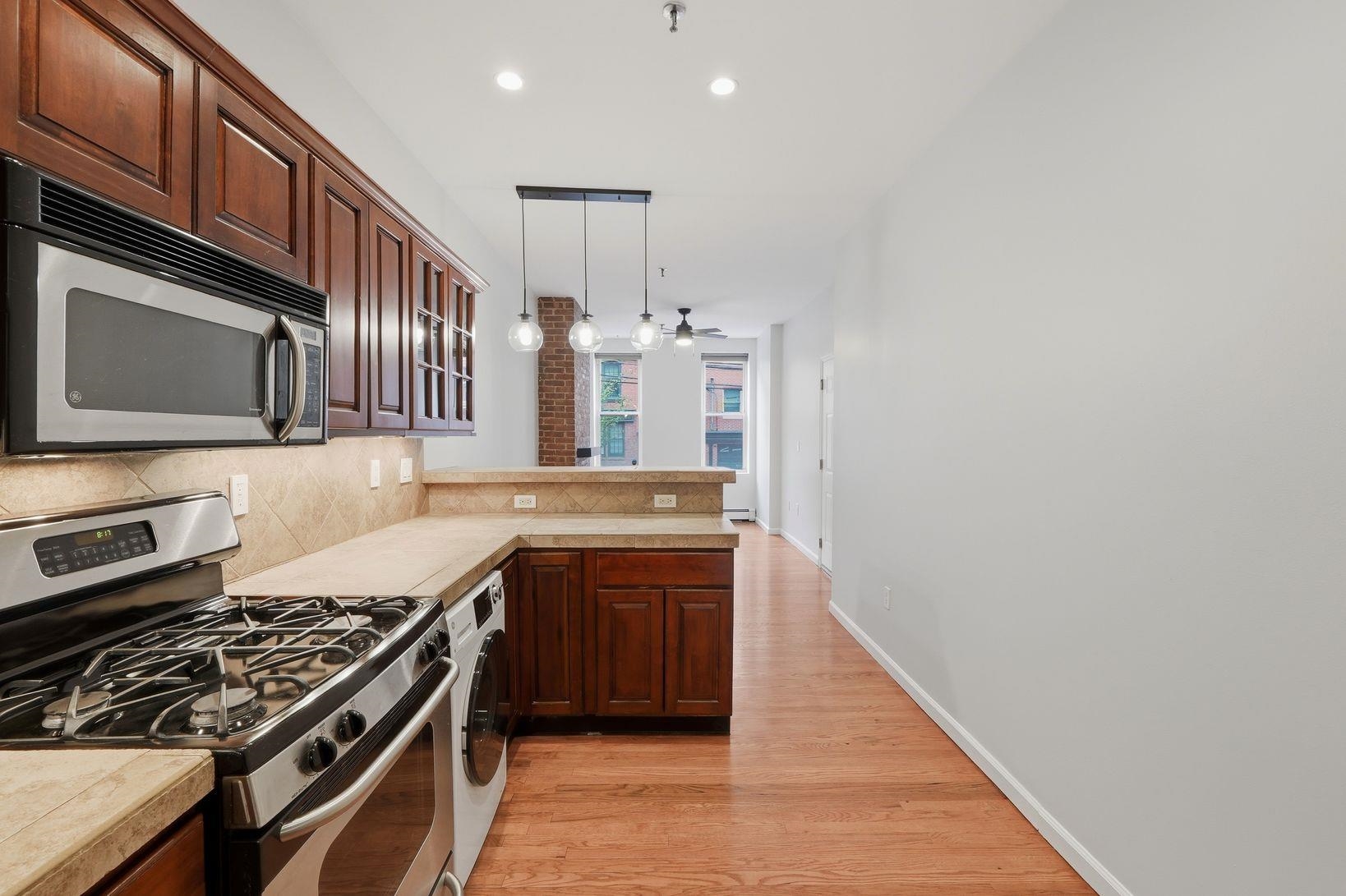 218 WILLOW AVE Unit: 1R