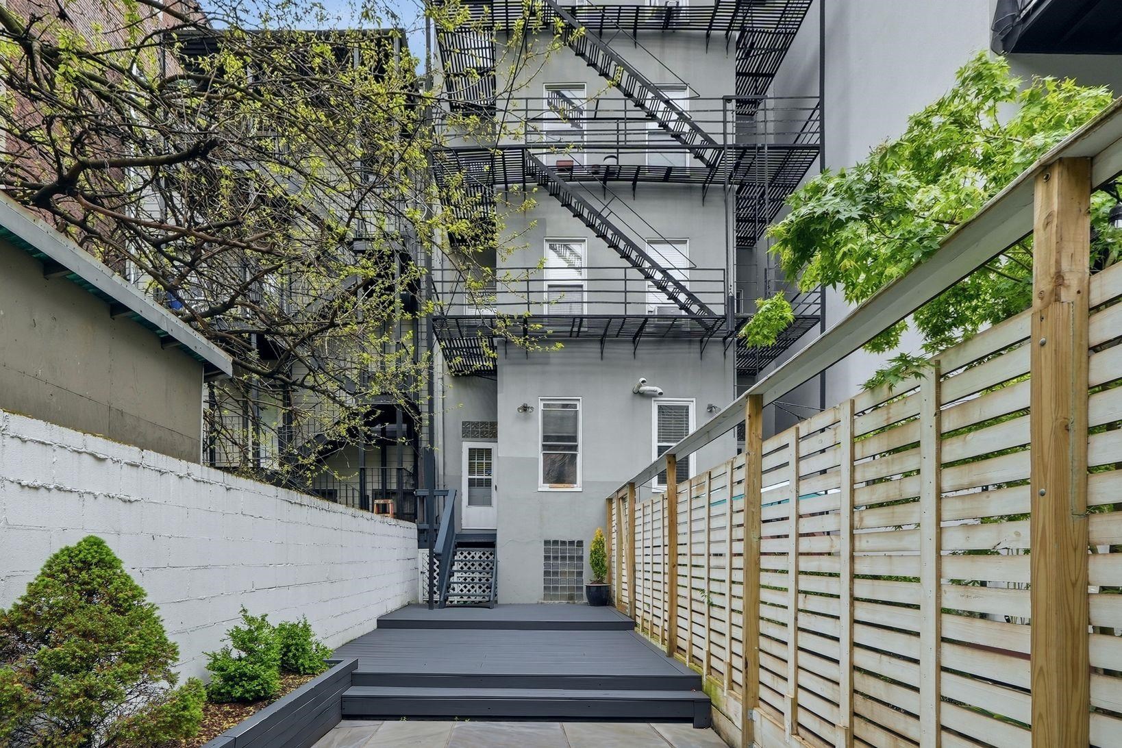 218 WILLOW AVE Unit: 1R