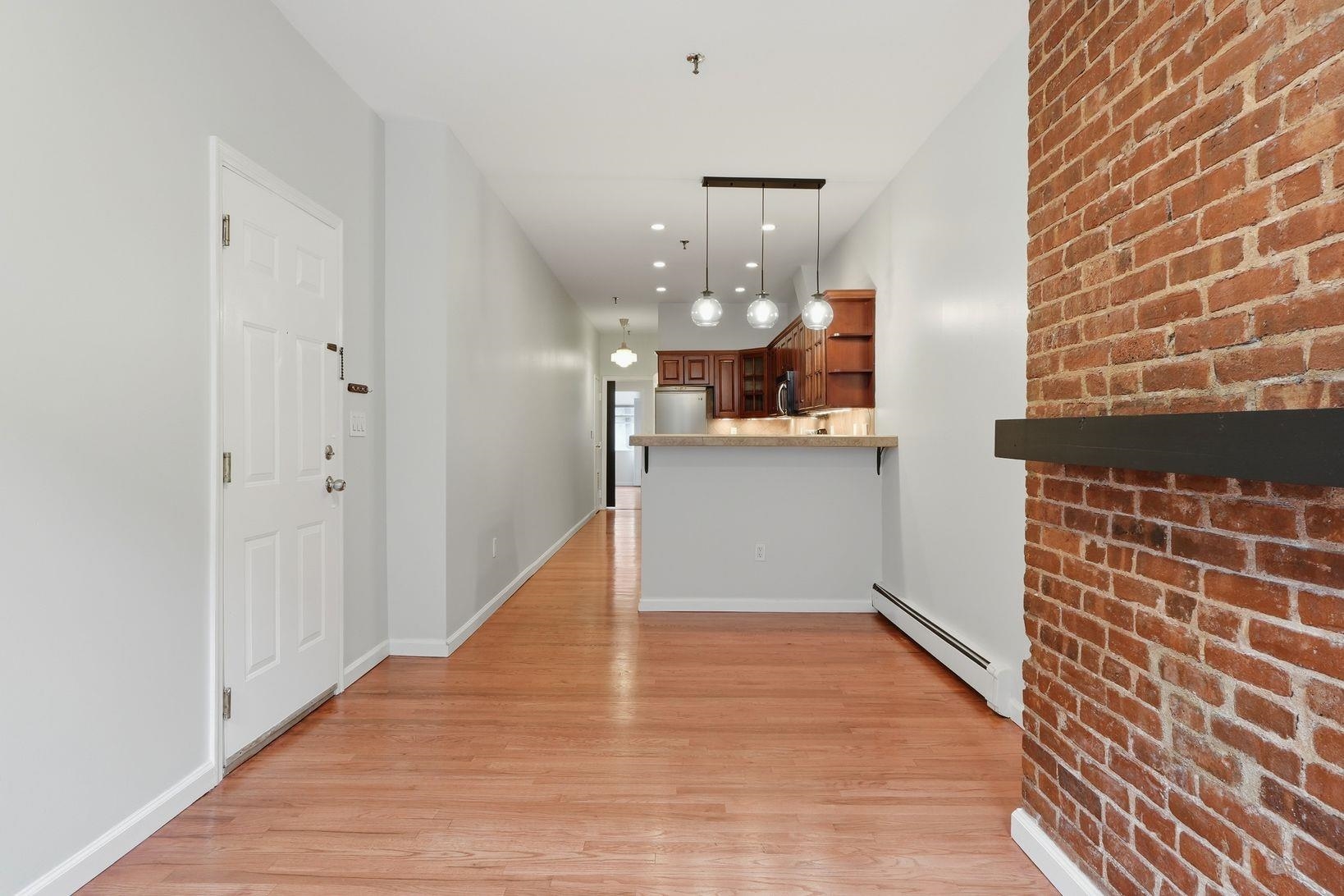 218 WILLOW AVE Unit: 1R