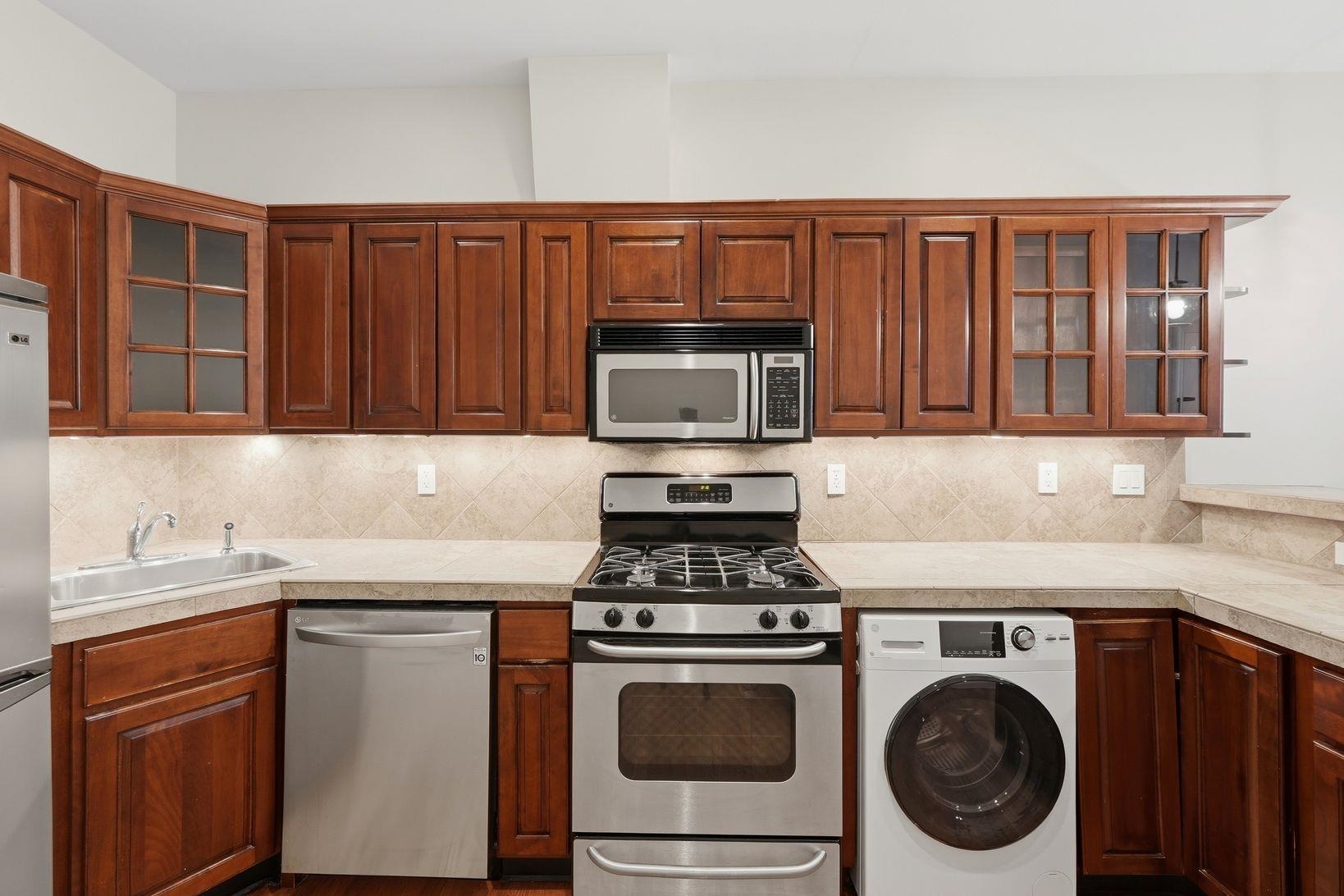 218 WILLOW AVE Unit: 1R