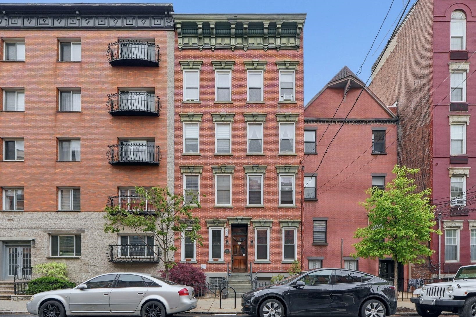 218 WILLOW AVE Unit: 1R