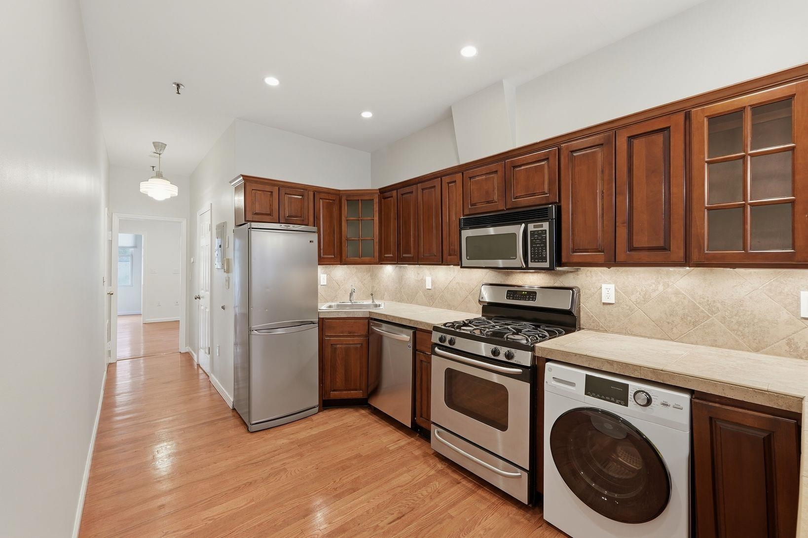 218 WILLOW AVE Unit: 1R