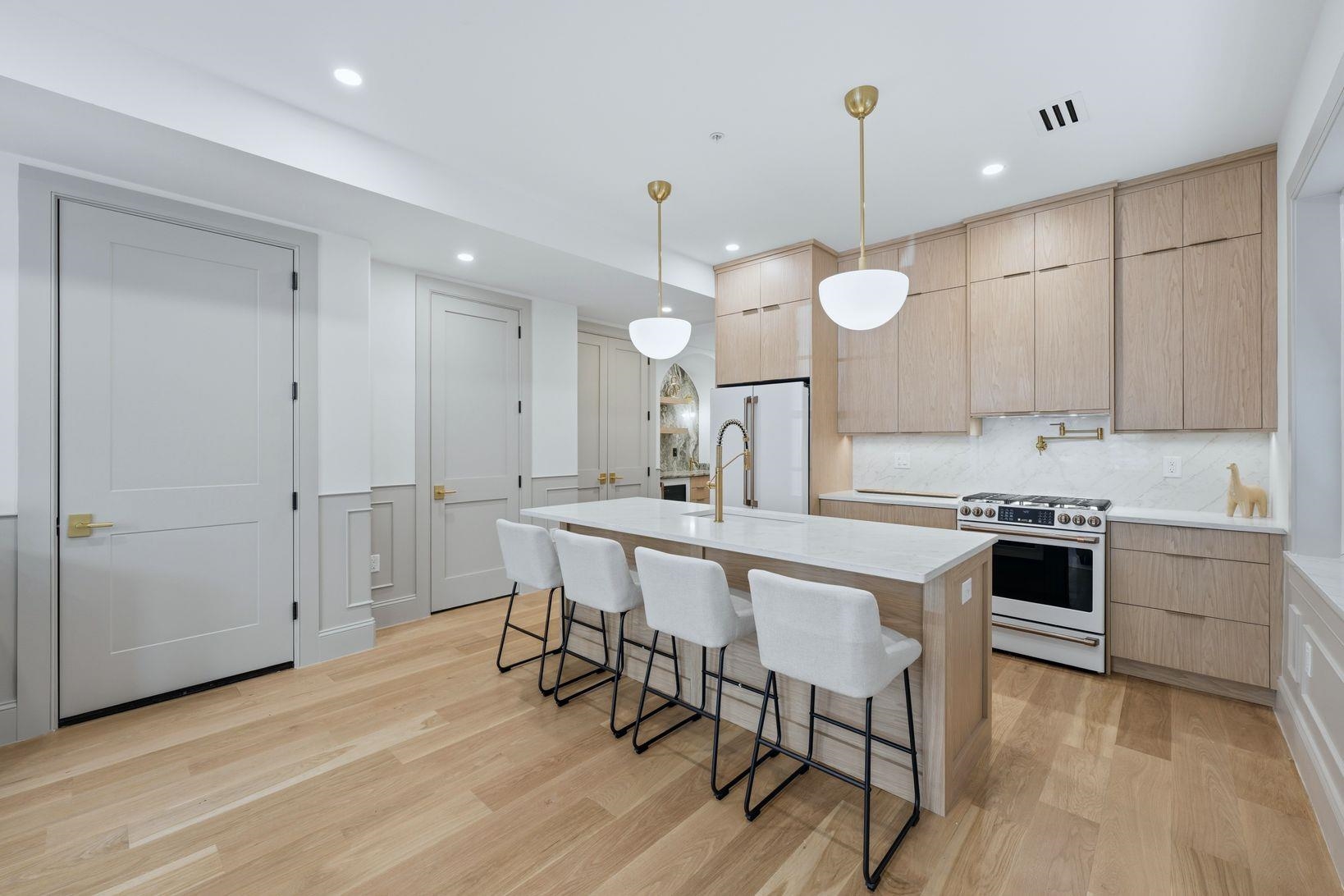 206 SHERMAN AVE Unit: 1