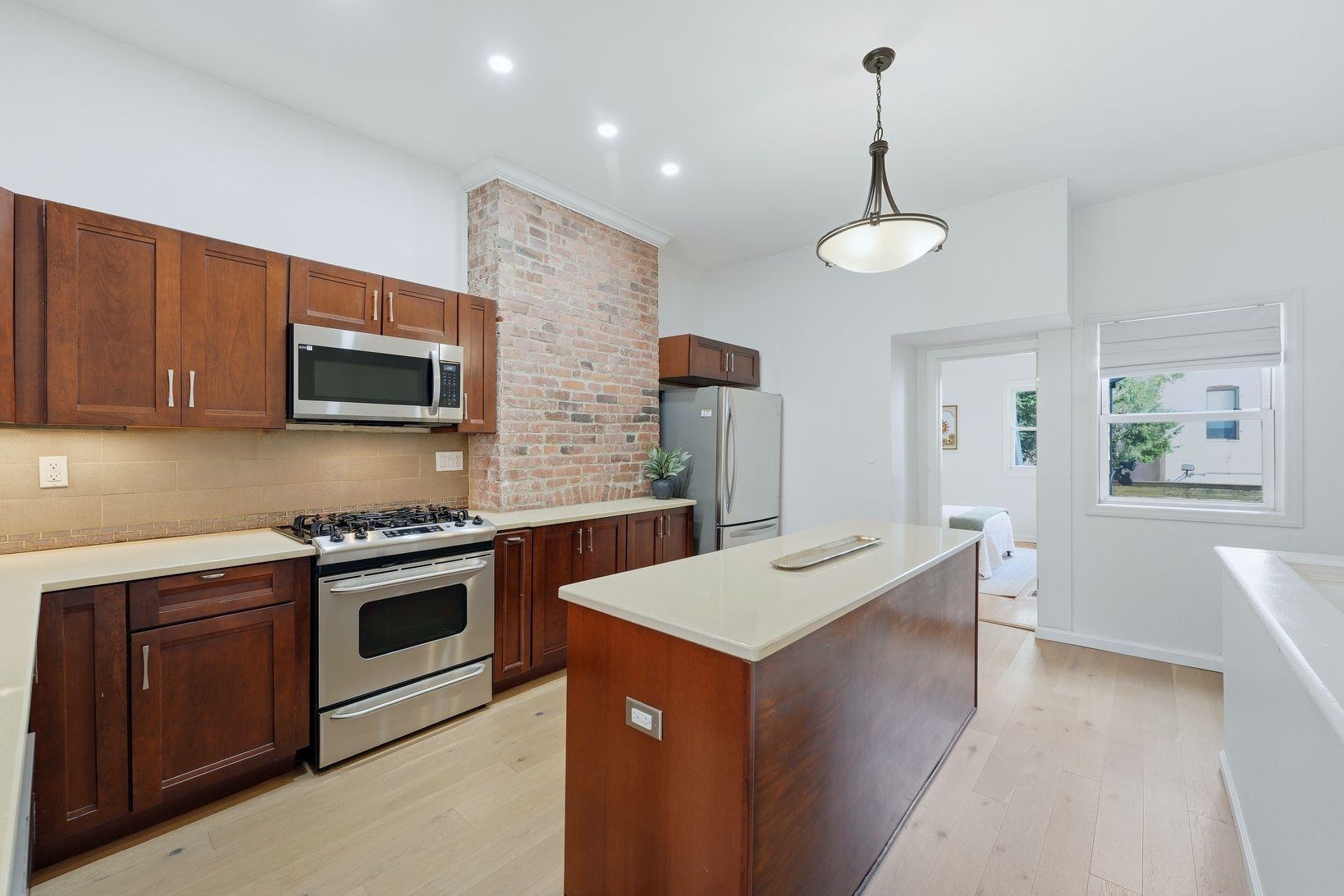 422 OGDEN AVE Unit: 1