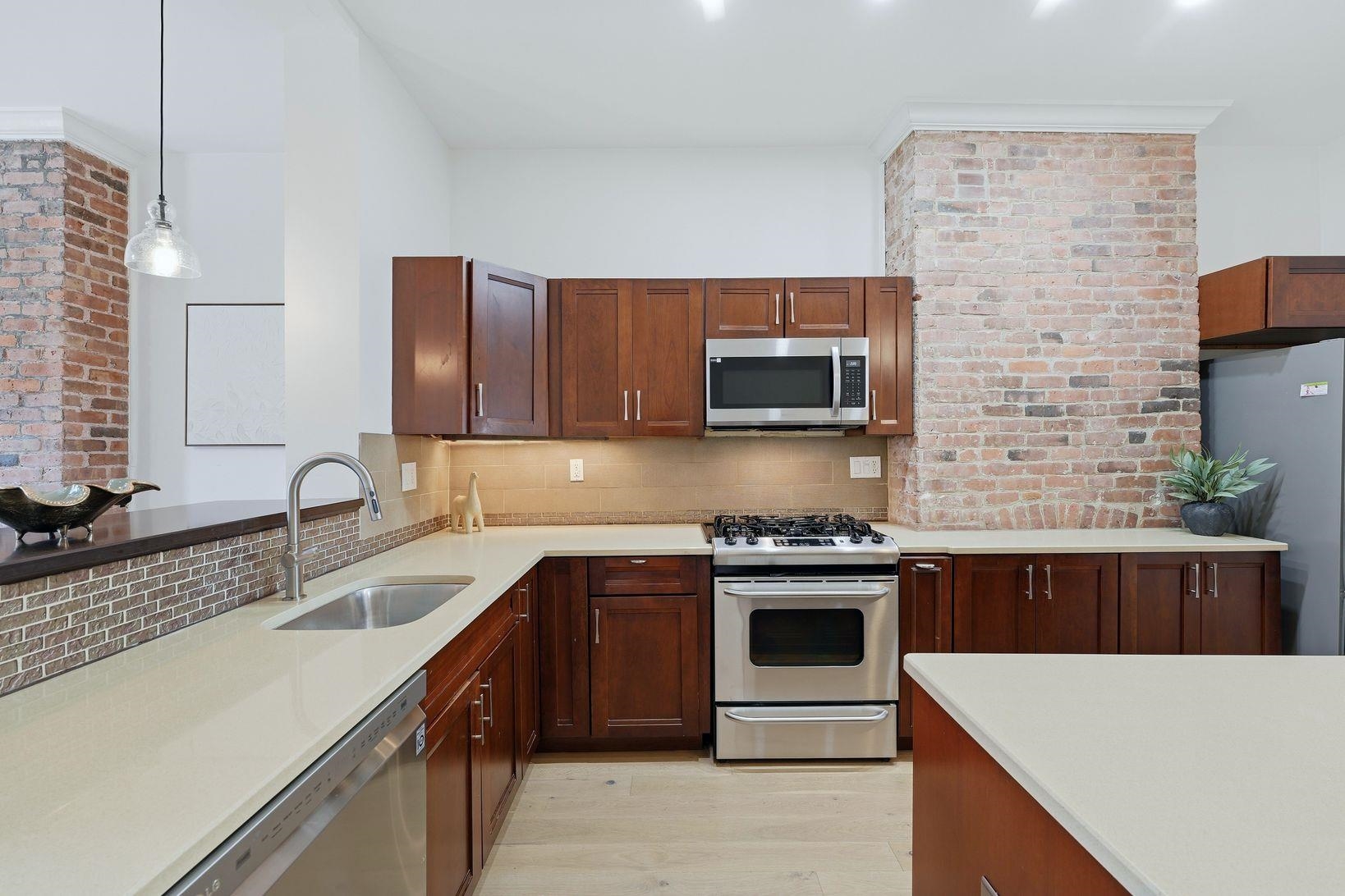 422 OGDEN AVE Unit: 1