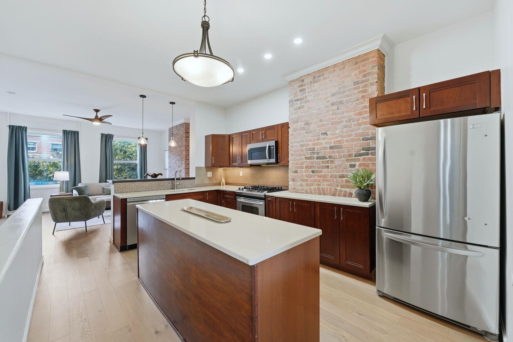 422 OGDEN AVE Unit: 1