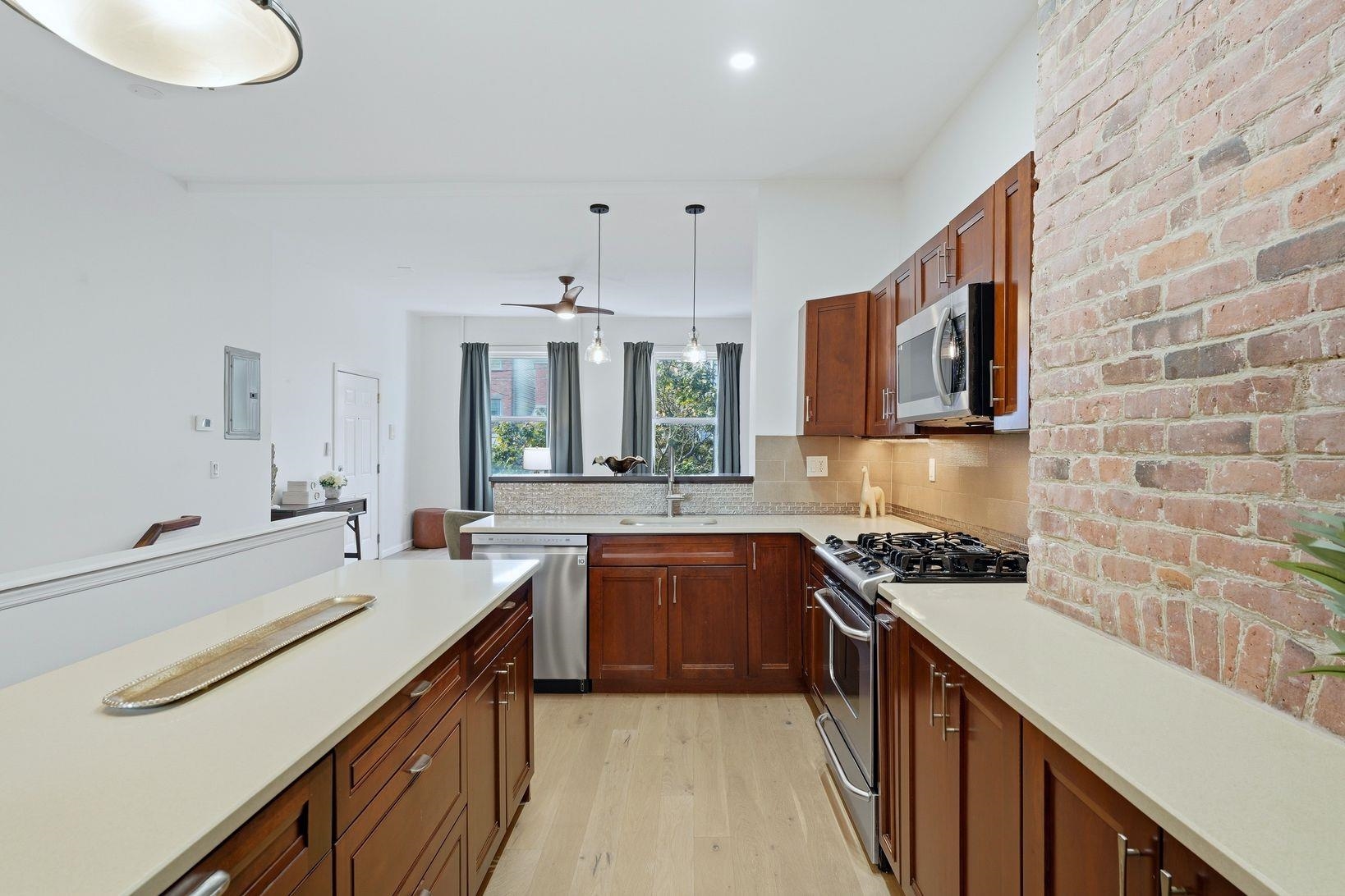 422 OGDEN AVE Unit: 1