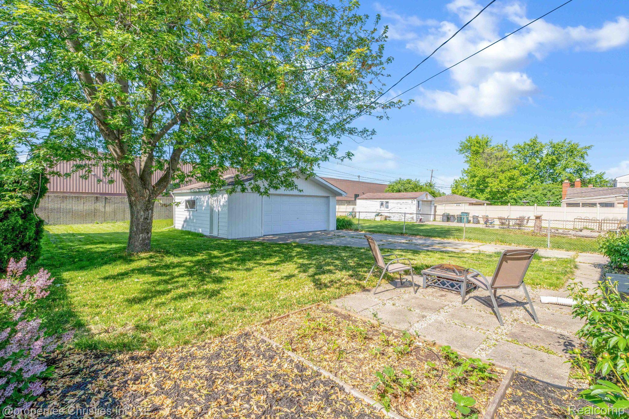 1418 W ELMWOOD Avenue