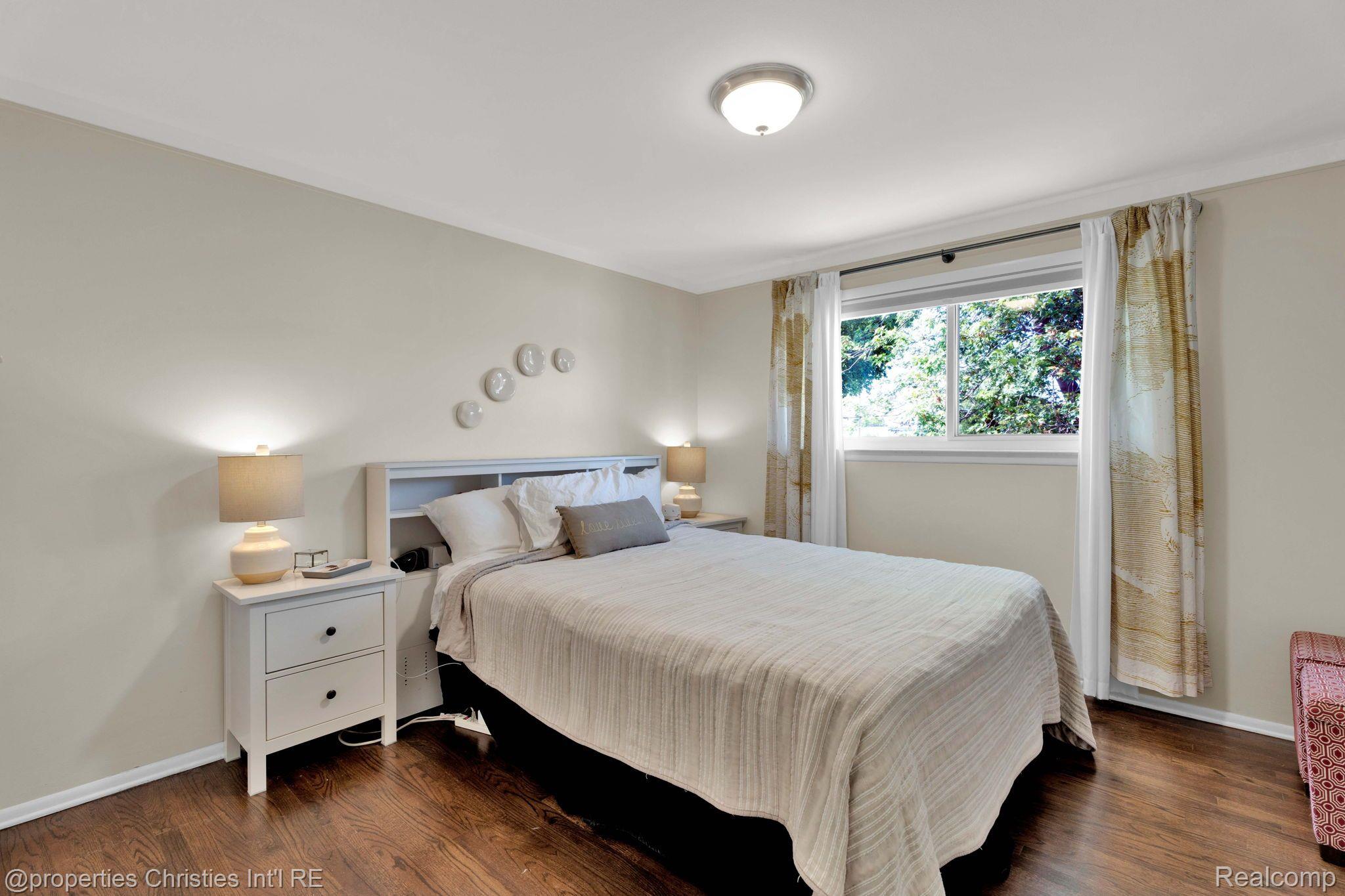 1418 W ELMWOOD Avenue