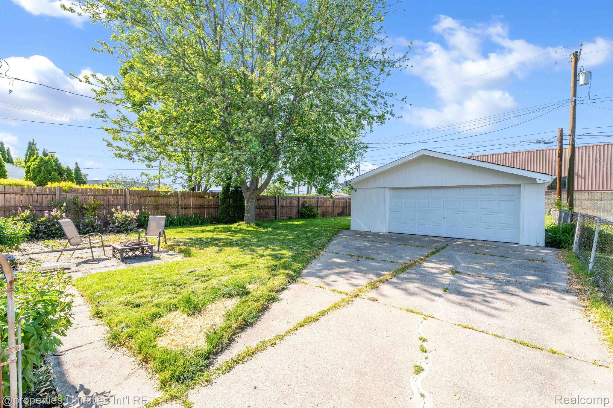 1418 W ELMWOOD Avenue