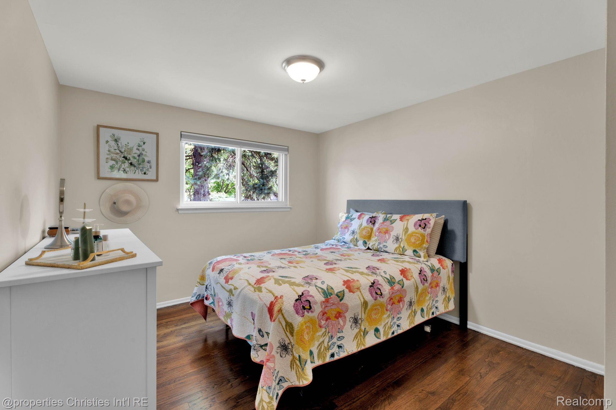 1418 W ELMWOOD Avenue