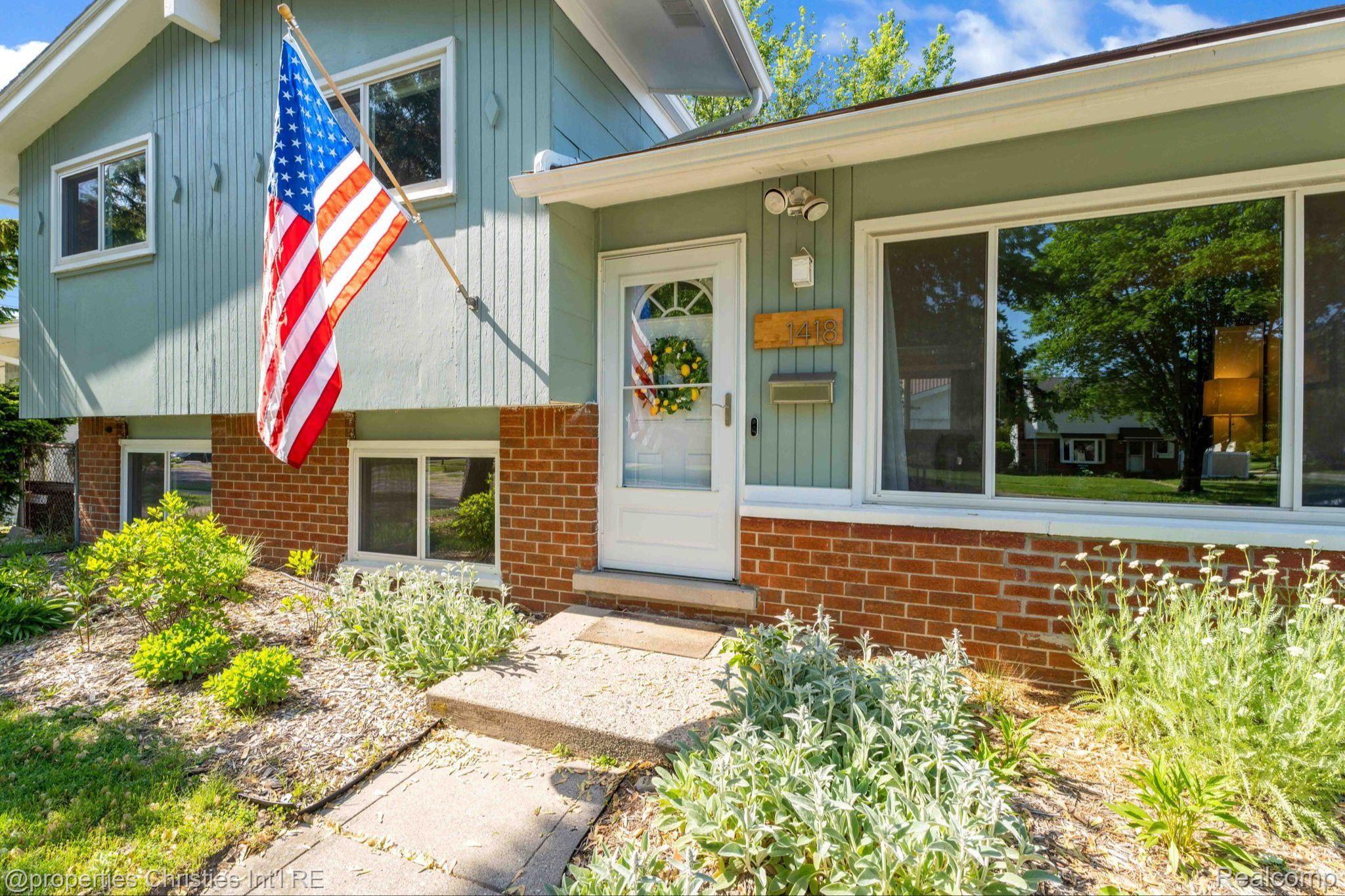1418 W ELMWOOD Avenue