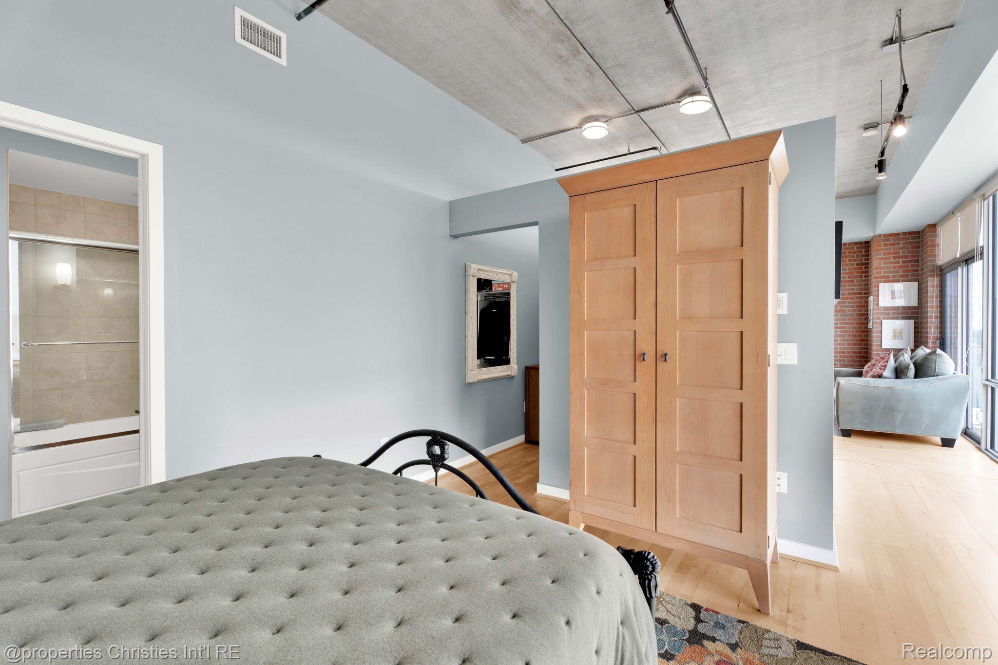 350 N MAIN Street Unit: 719