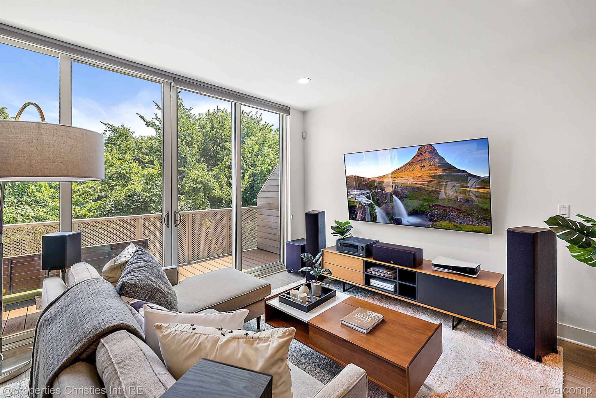2654 John R Street 10