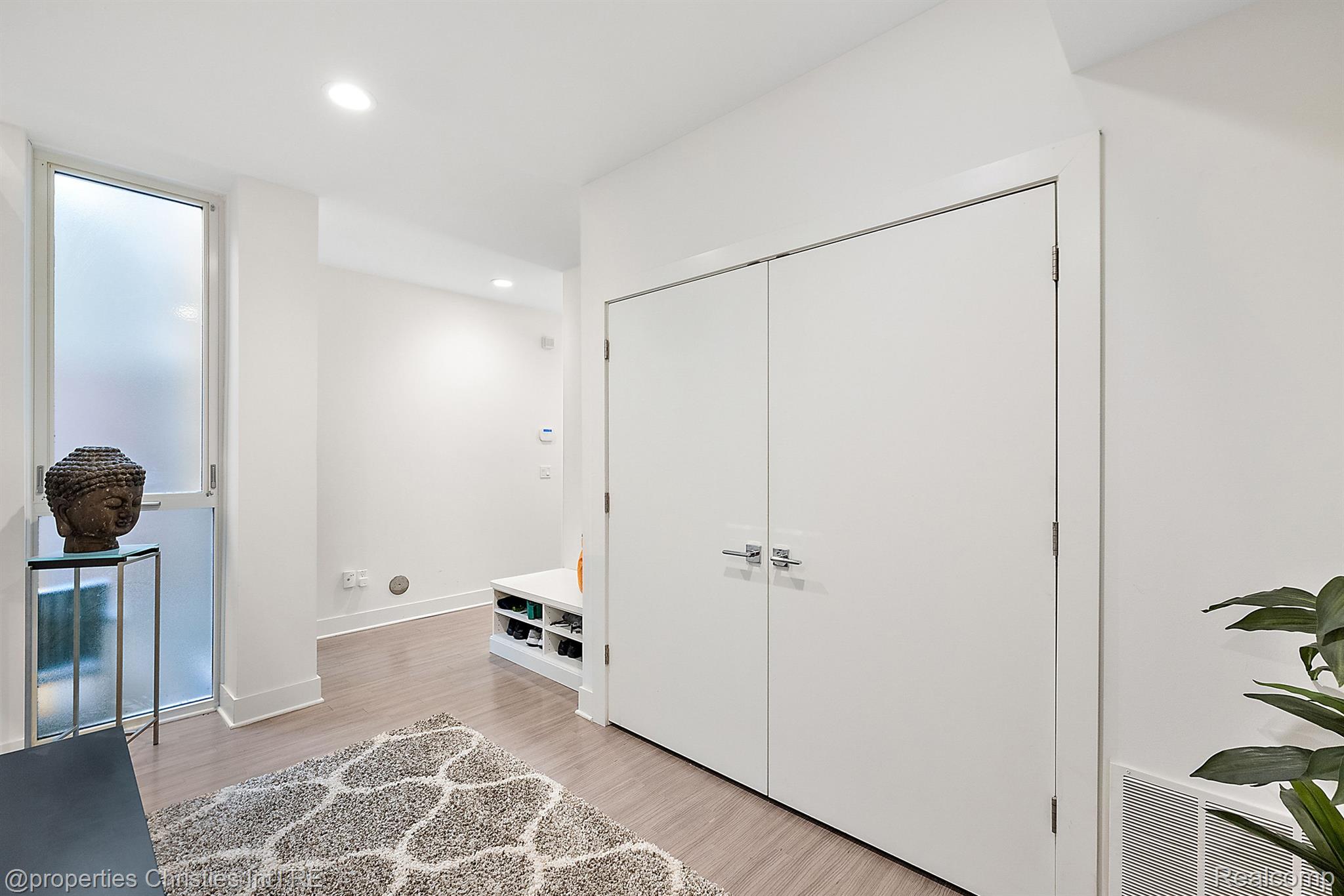 2654 John R Street 10