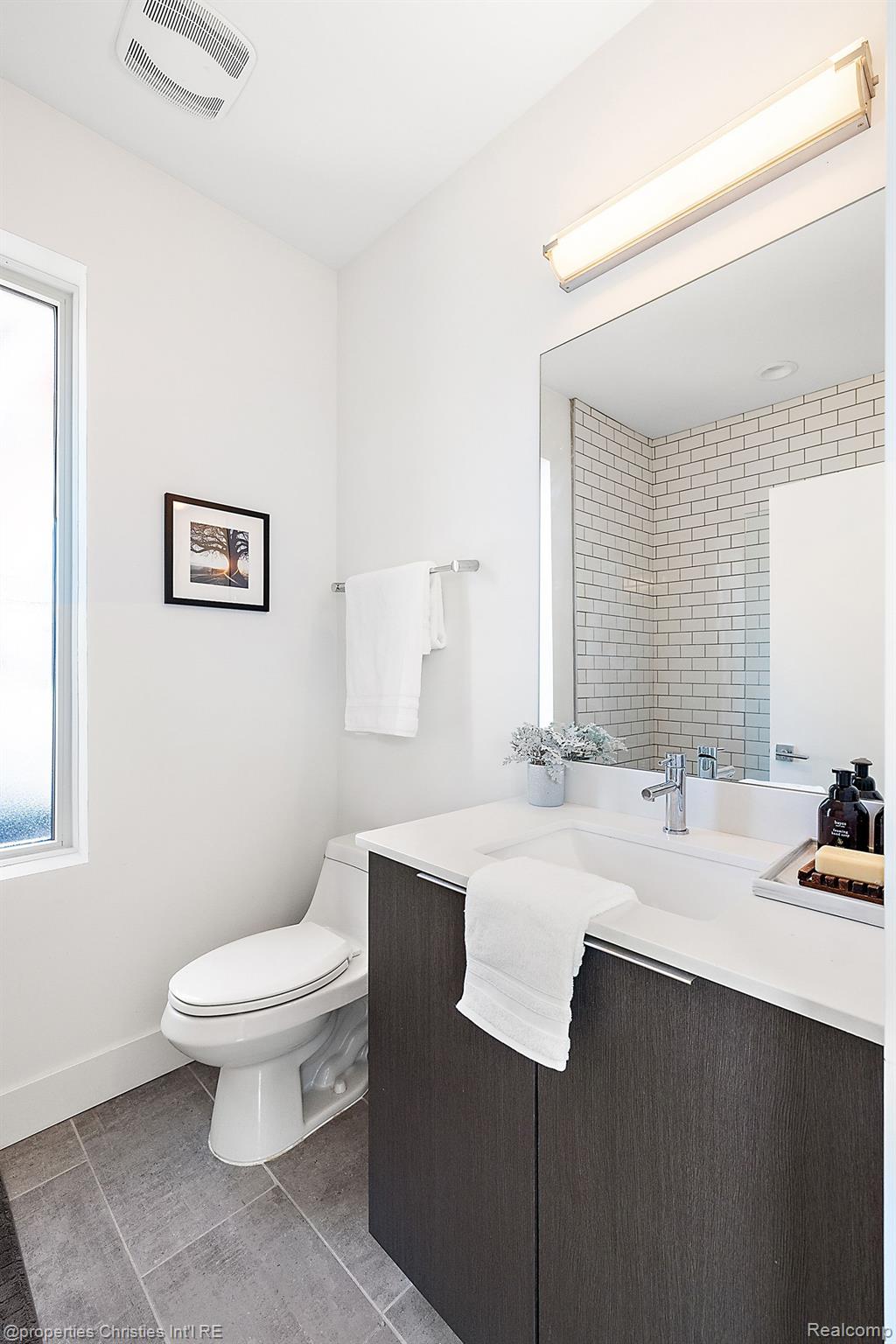 2654 John R Street 10