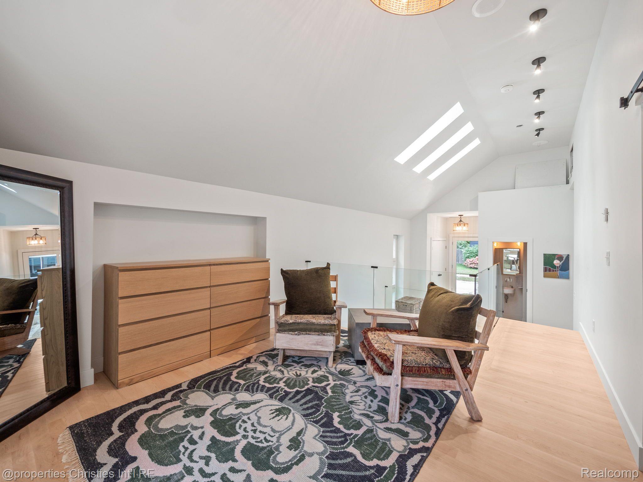 935 N Lafayette Avenue