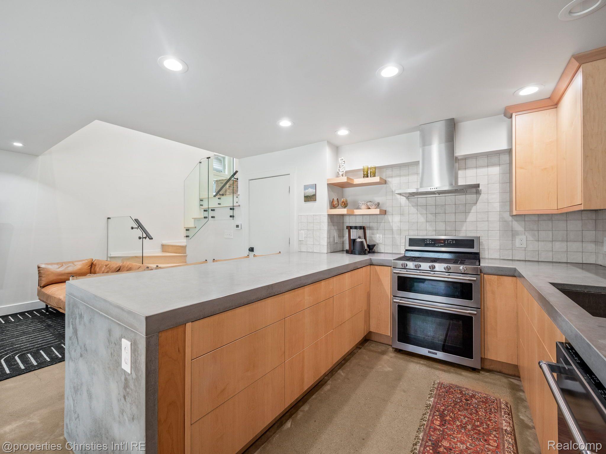935 N Lafayette Avenue