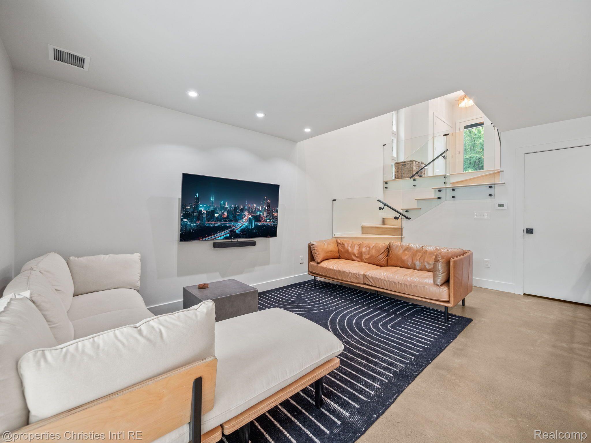 935 N Lafayette Avenue