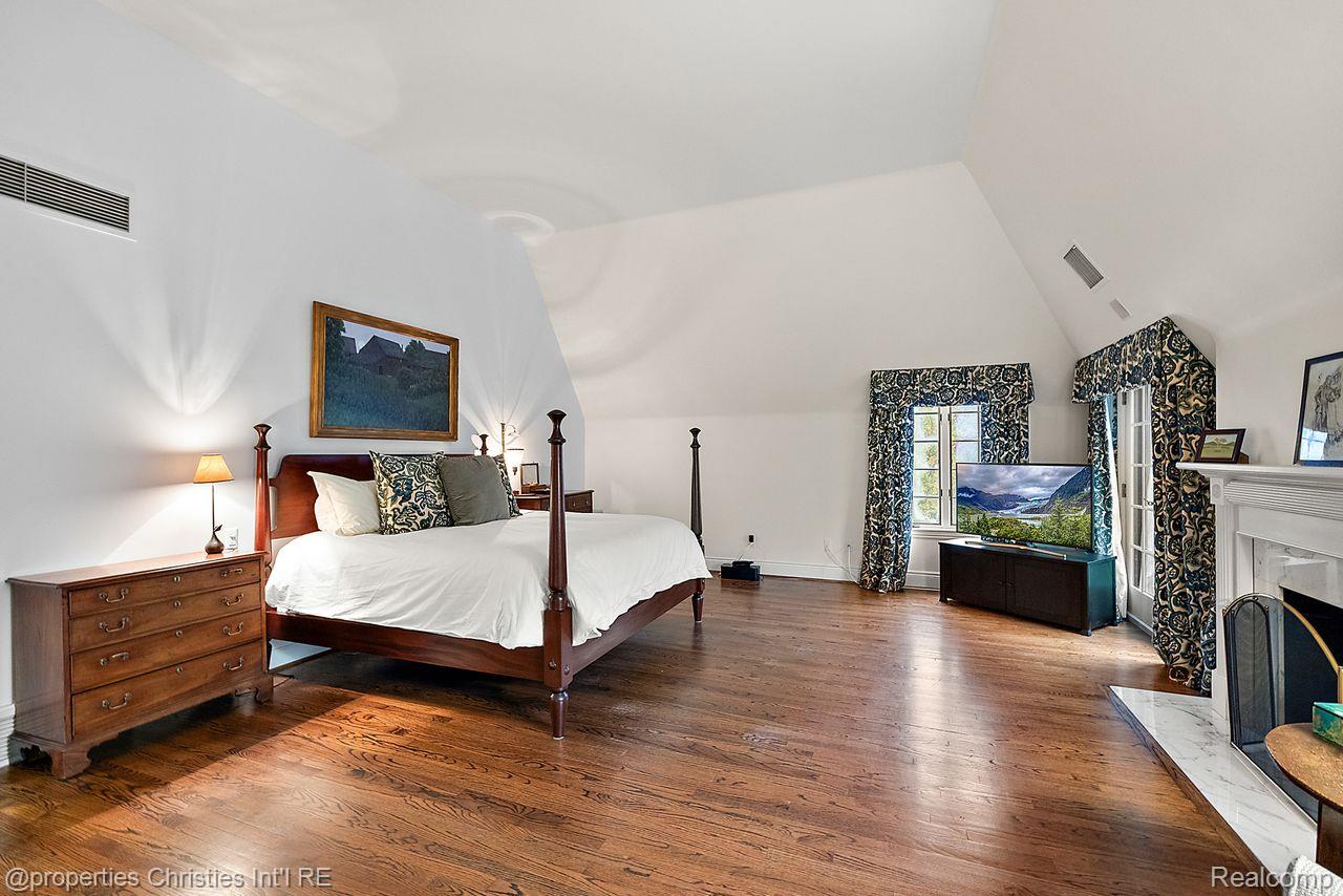 633 Hawthorne Street