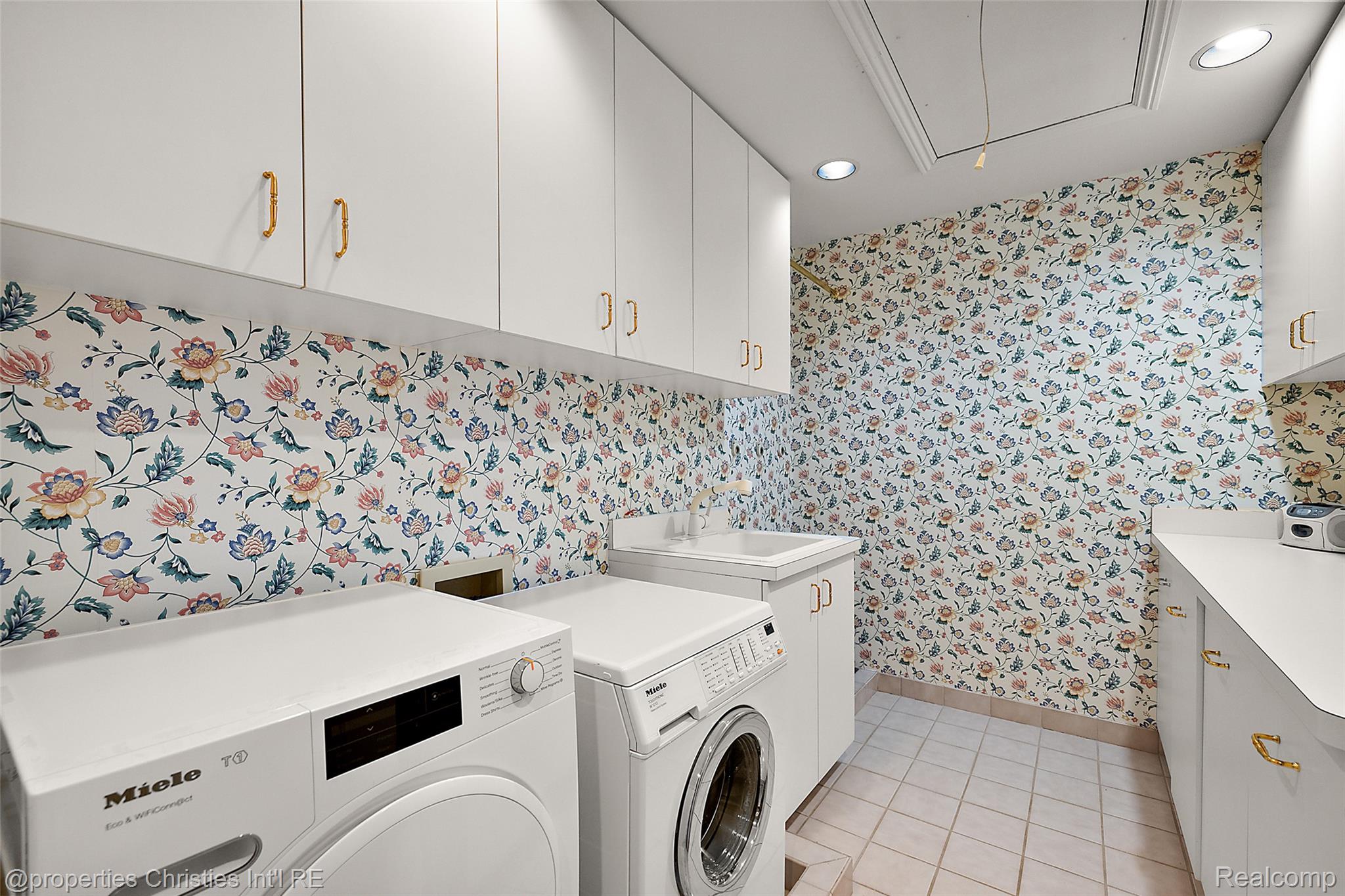 633 Hawthorne Street