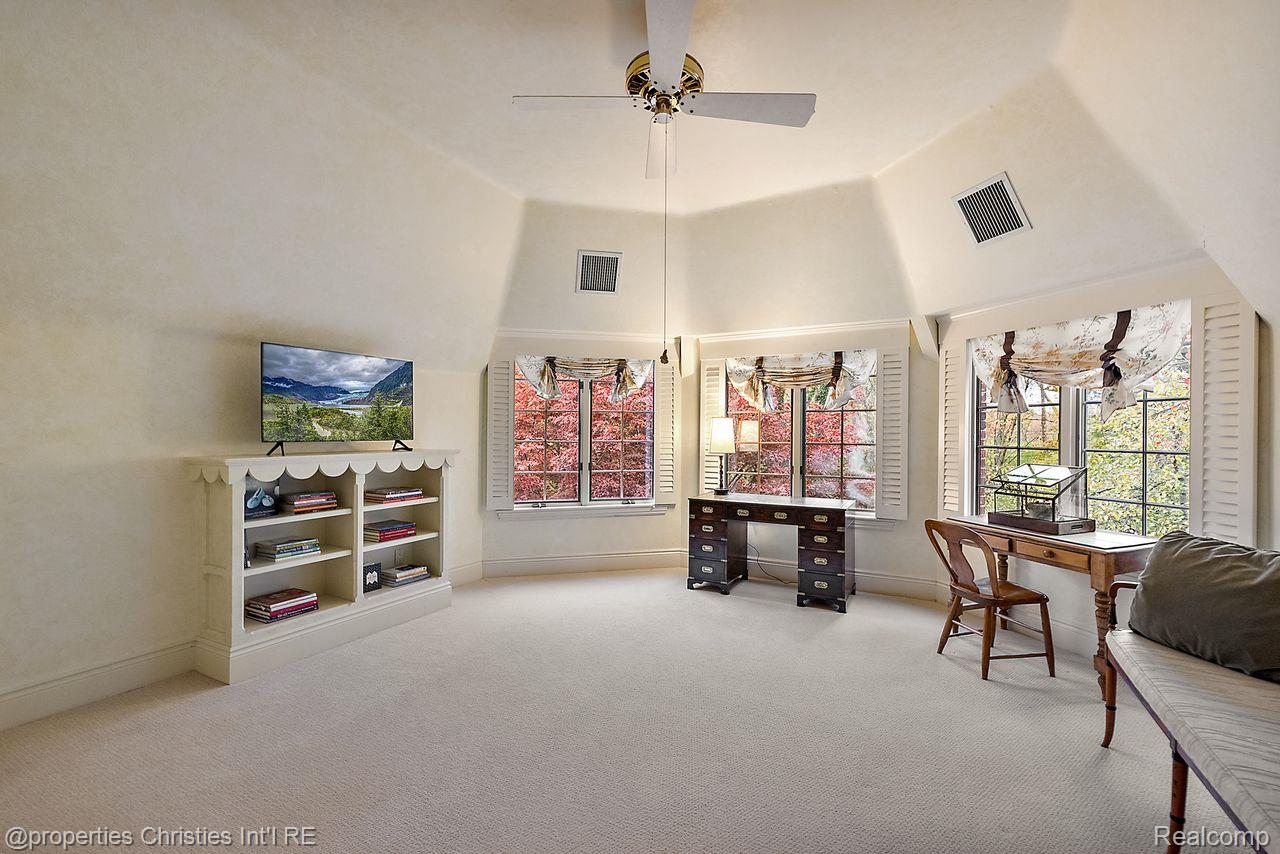 633 Hawthorne Street